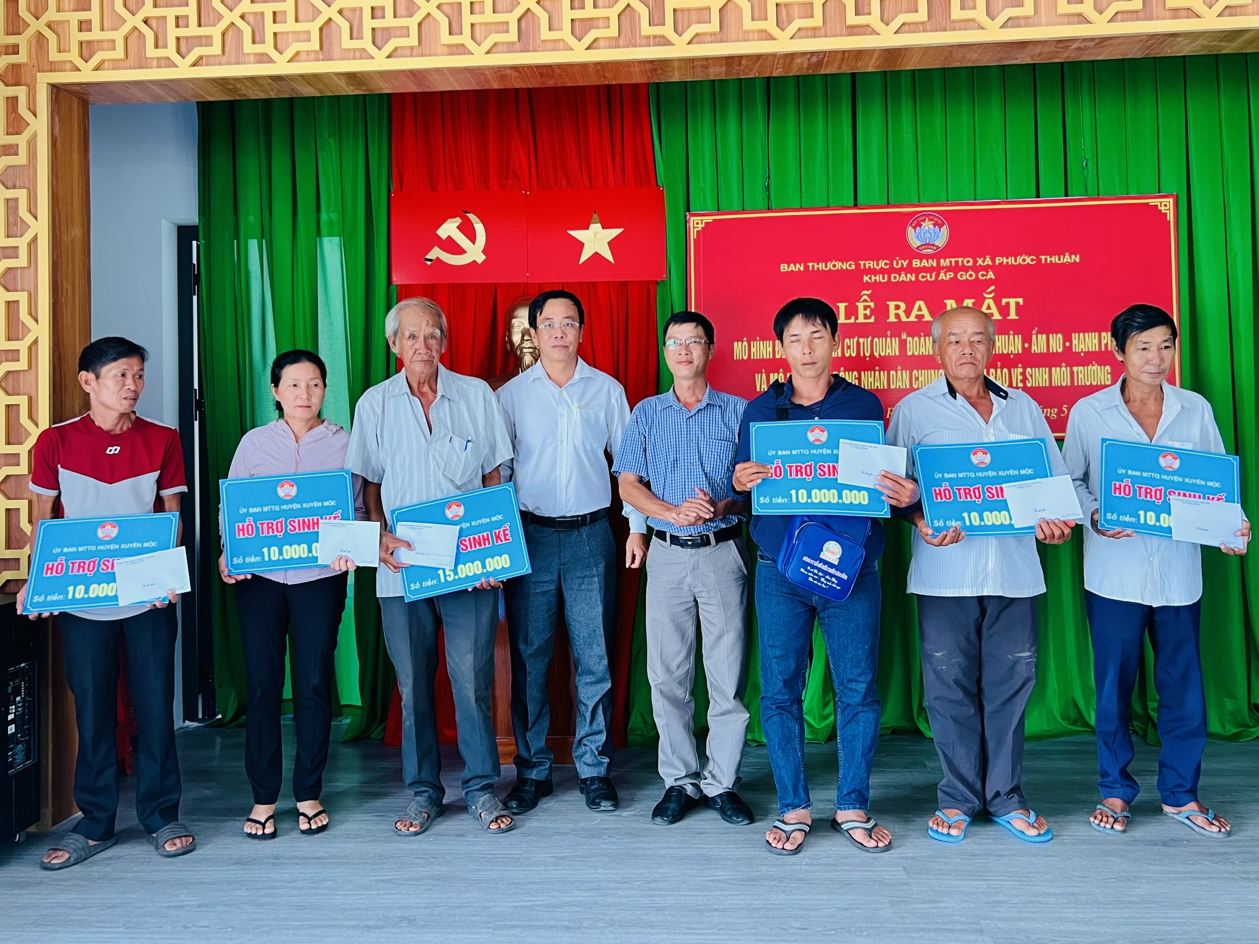 Ông Huỳnh Quang Duy, Chủ tịch UBMTTQ Việt Nam huyện Xuyên Mộc trao bảng tượng trưng sinh kế tới các hộ dân.
