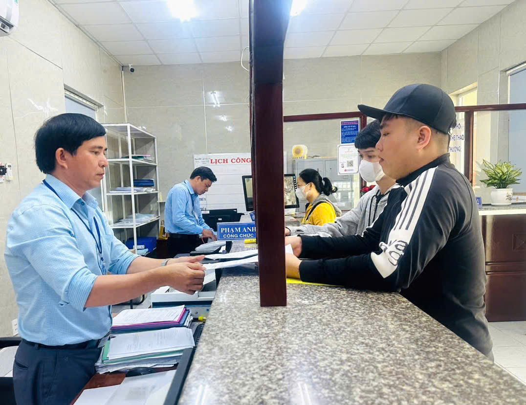 Ông Phạm Anh Quý, công chức Tư pháp-Hộ tịch trả kết quả thủ tục hành chính đến người dân  tại Bộ phận một cửa UBND phường Long Tâm, TP.Bà Rịa.