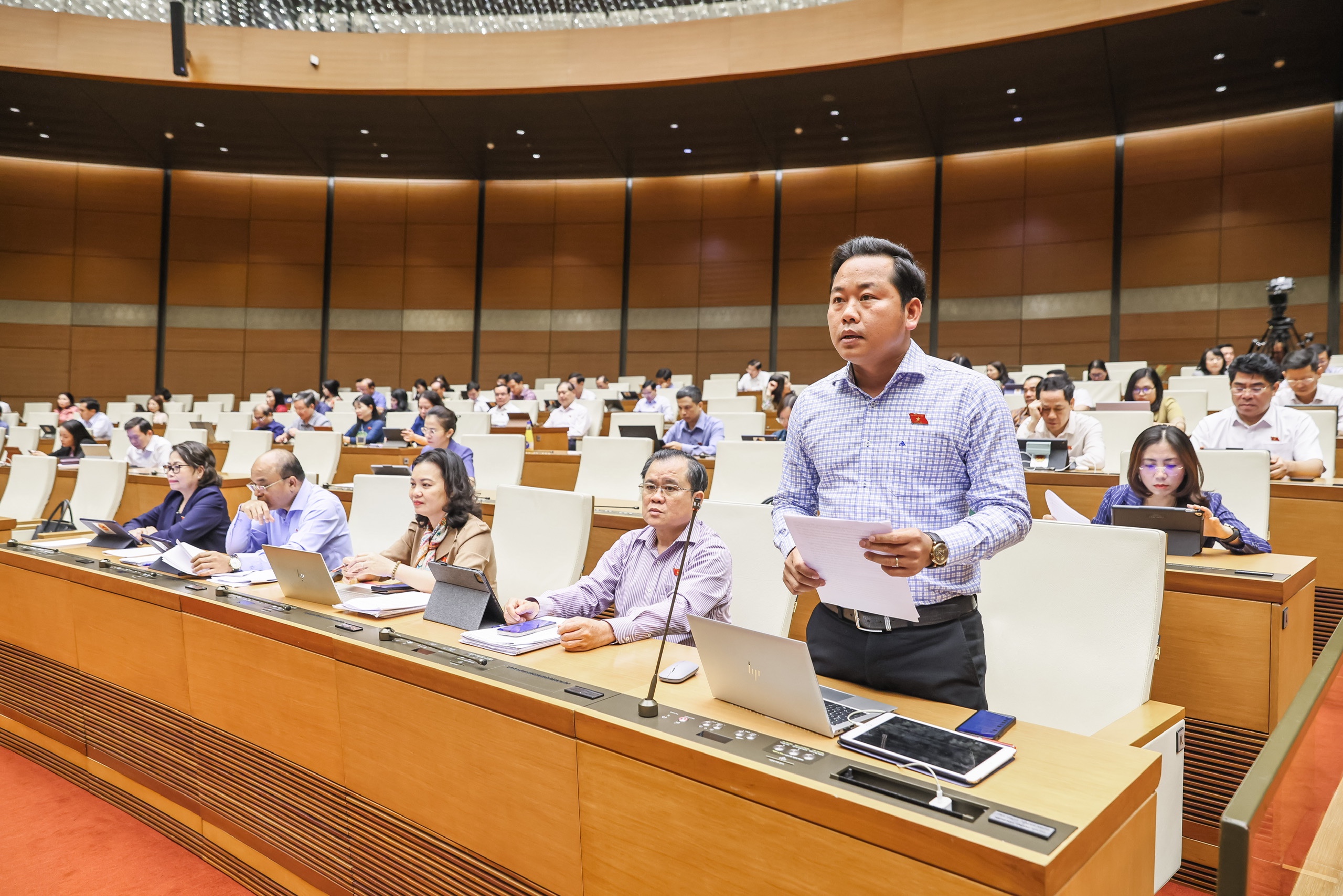 Đại biểu Dương Tấn Quân phát biểu thảo luận tại phiên họp.