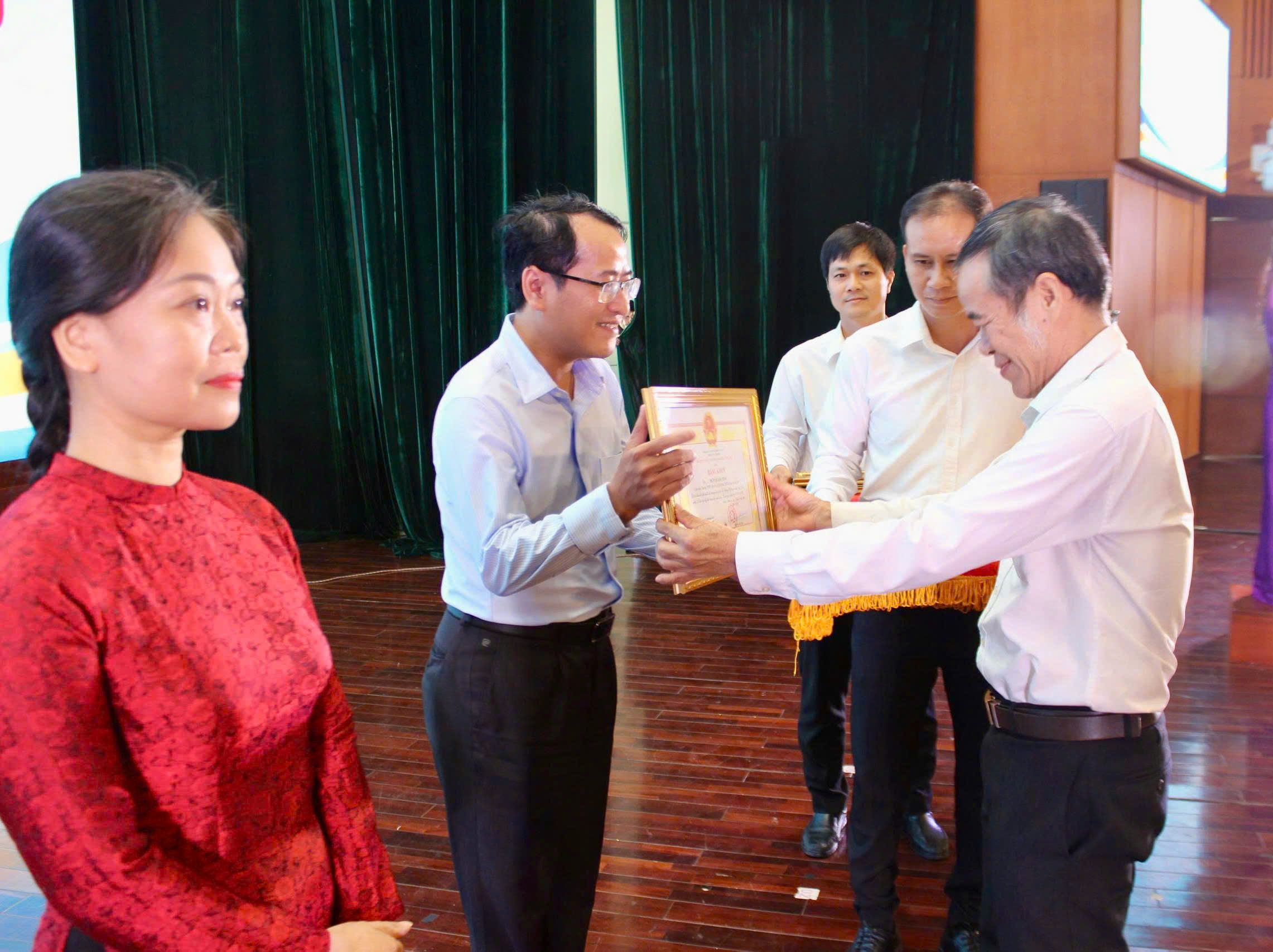 Ông Huỳnh Minh, Phó Chủ tịch UBMTTQVN tỉnh trao Bằng khen của UBND tỉnh cho các thầy cô giáo có thành tích xuất sắc trong công tác bồi dưỡng học sinh giỏi.