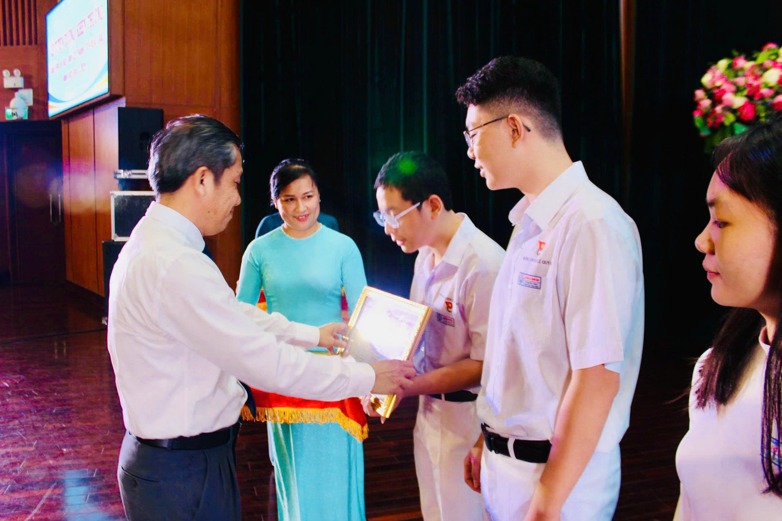 Ông Nguyễn Kế Toại, Phó Giám đốc Sở GD-ĐT trao Bằng khen của UBND tỉnh cho các em HS đạt giải Nhất cuộc thi Khoa học kỹ thuật cấp tỉnh dành cho học sinh trung học.