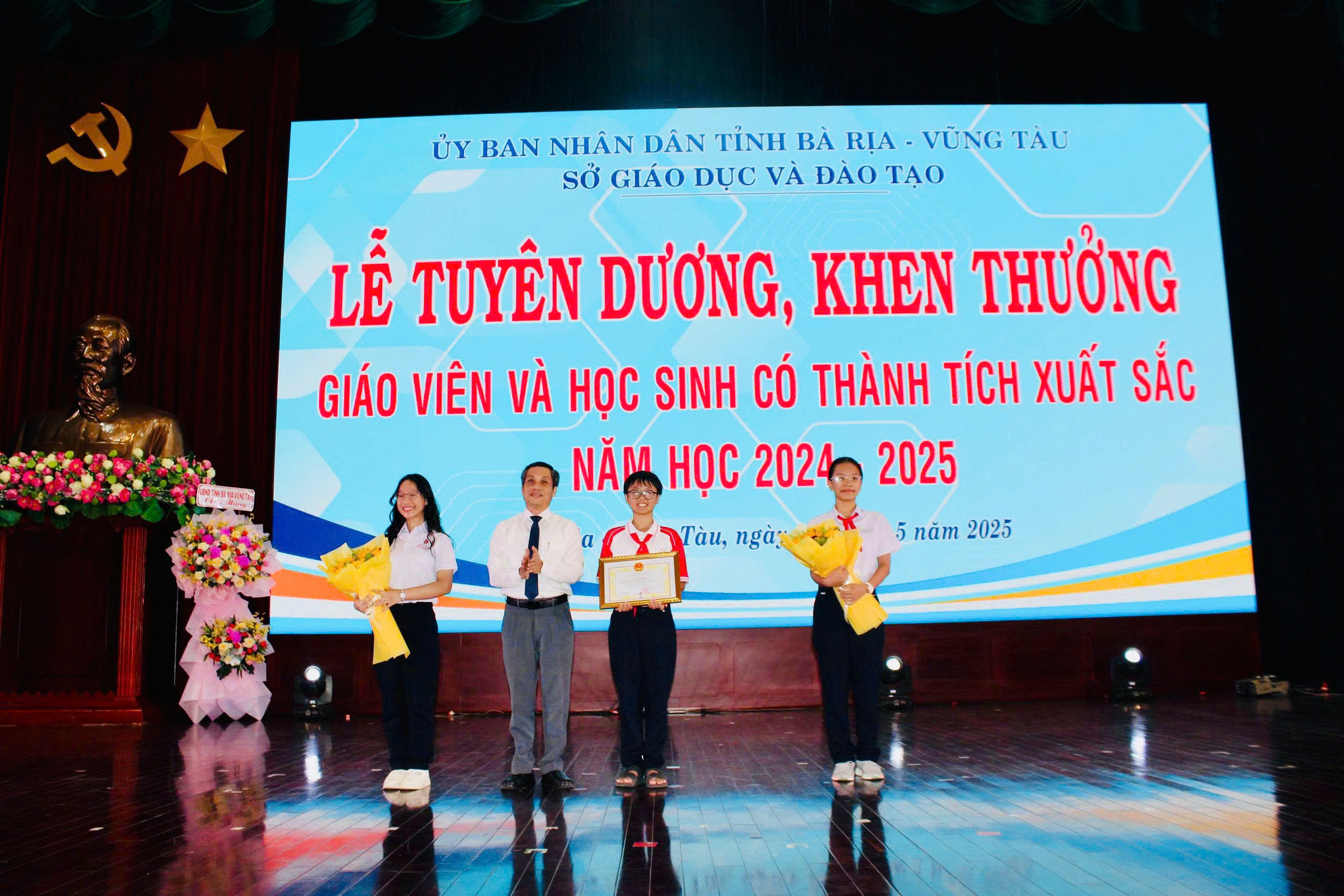 Ông Nguyễn Kế Toại, Phó Giám đốc Sở GD-ĐT trao Bằng khen của UBND tỉnh cho các em học sinh Trường THCS Nguyễn An Ninh.