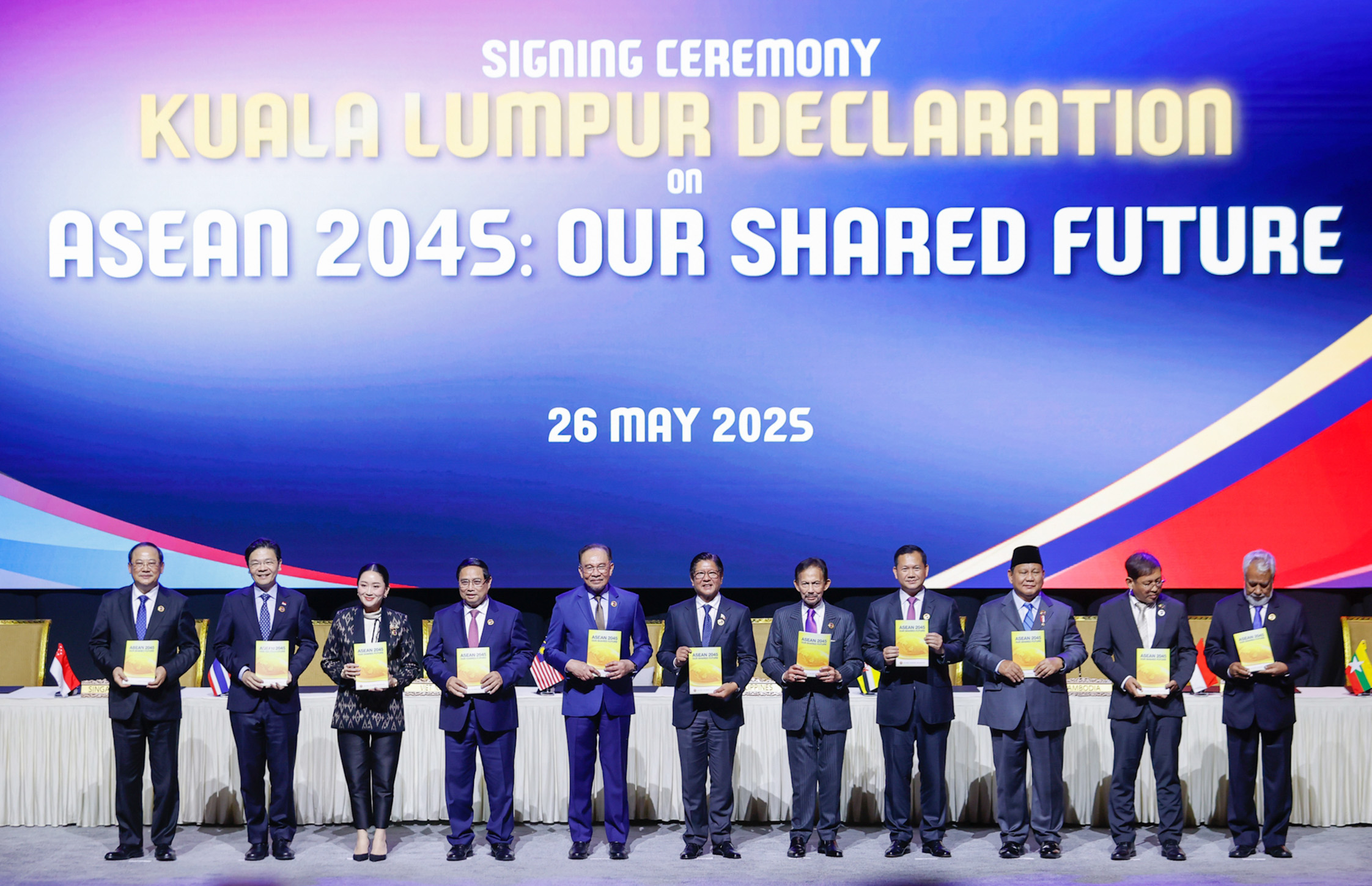 Thủ tướng Phạm Minh Chính cùng lãnh đạo các nước ASEAN và Timor-Leste ký Tuyên bố Kuala Lumpur “ASEAN 2045: Tương lai chung của chúng ta”.
