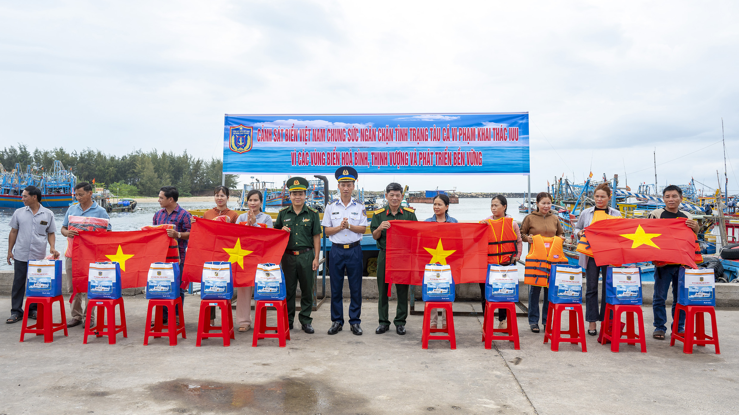 Bộ Tư lệnh Vùng Cảnh sát biển 3 tặng cờ Tổ quốc và quà cho ngư dân huyện Xuyên Mộc.