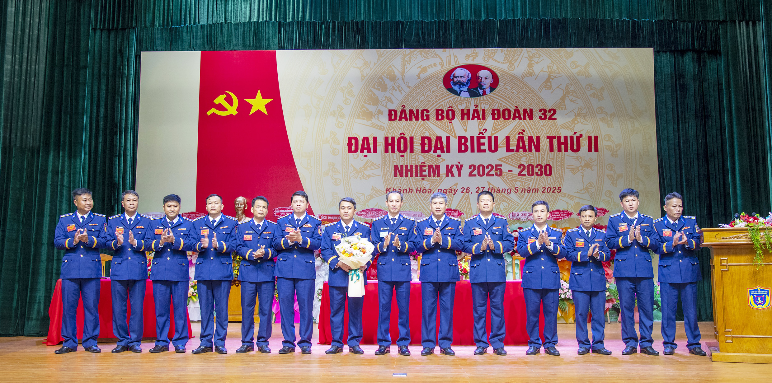 Đại tá Lê Văn Tú, Bí thư Đảng ủy, Chính ủy Vùng Cảnh sát biển 3 tặng hoa chúc mừng Ban Chấp hành Đảng bộ Hải đoàn 32 nhiệm kỳ 2025-2030.
