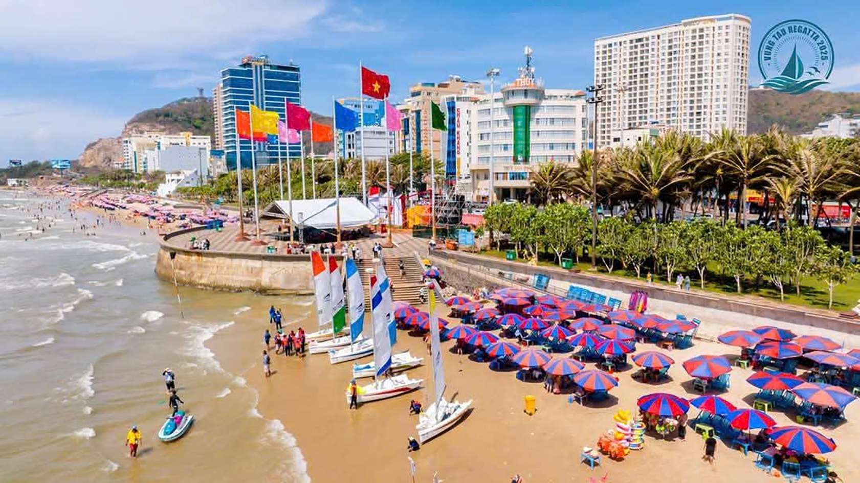 Dù ghế đồng bộ của HTX Du lịch Vũng Tàu và HTX Dịch vụ tắm biển Thùy Vân tô đẹp Bãi Sau.