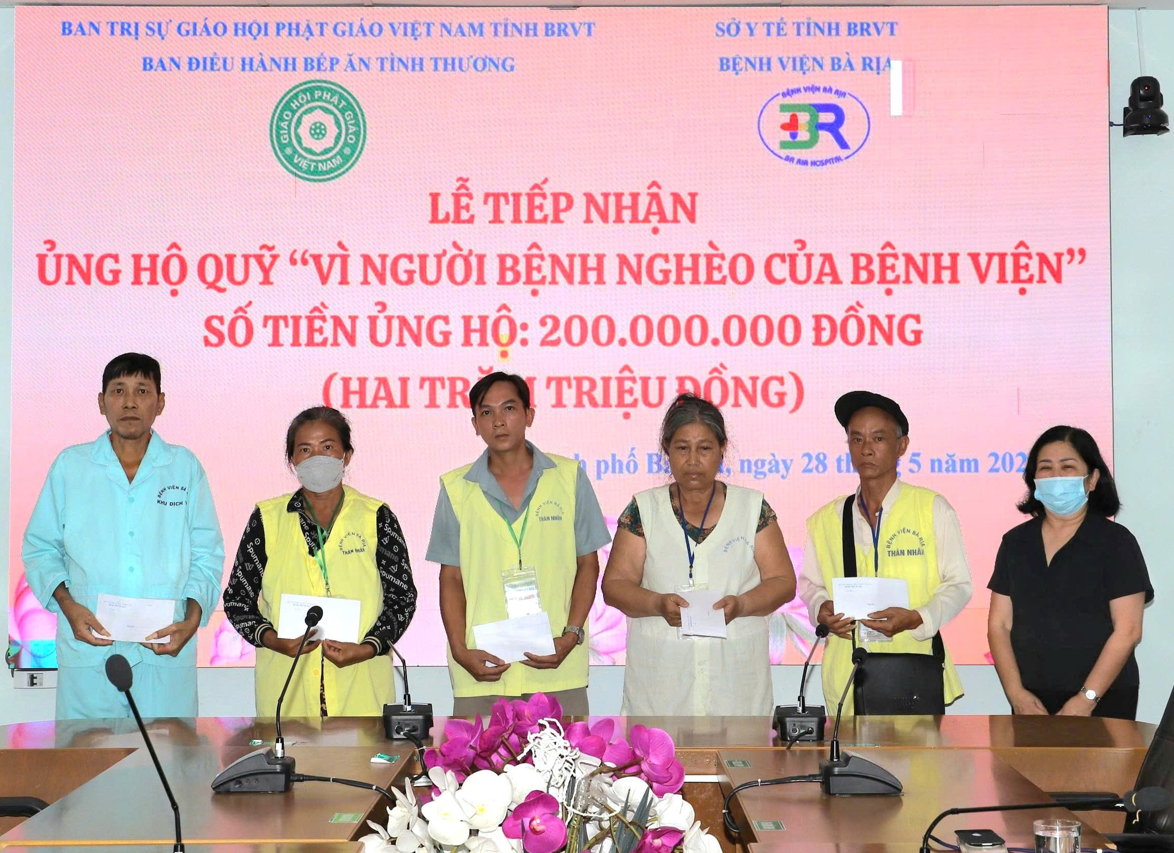 Nhà hảo tâm trao quà cho bệnh nhân nghèo đang điều trị tại Bệnh viện Bà Rịa.