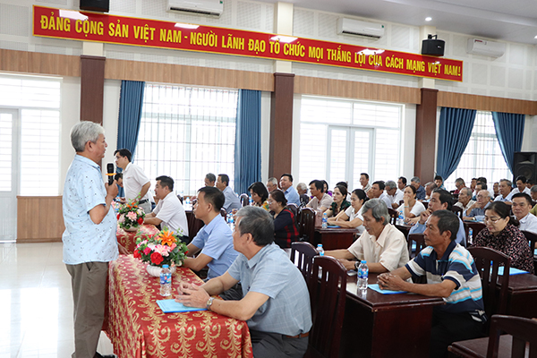 Phó Chủ tịch Hội Nông dân huyện Châu Đức Thân Xuân Động triển khai chương trình, nội dung lớp tập huấn.