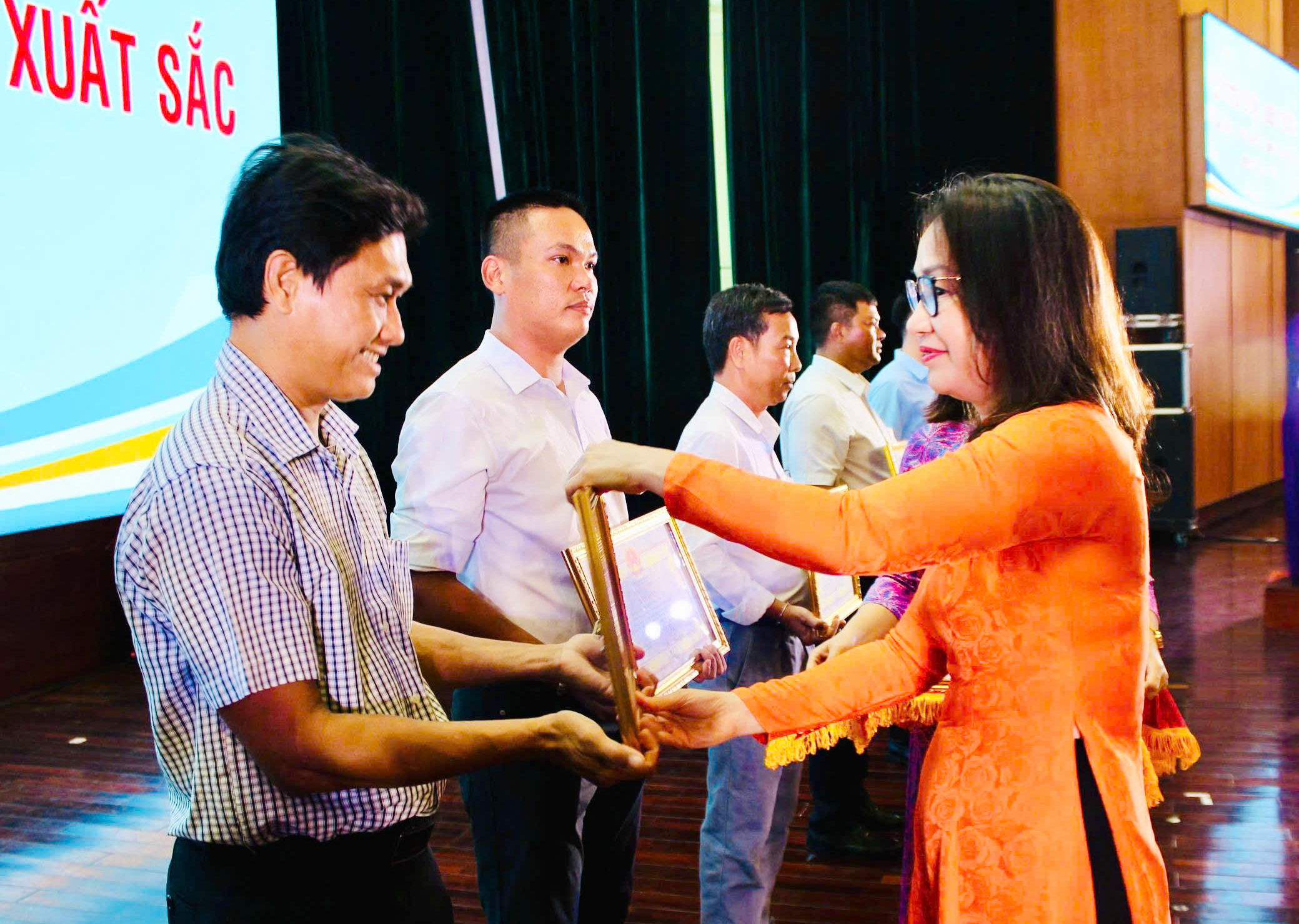 Bà Trần Thị Ngọc Châu, Giám đốc Sở GD-ĐT trao Bằng khen của UBND tỉnh cho các thầy cô có thành tích xuất sắc trong công tác bồi dưỡng HS giỏi.