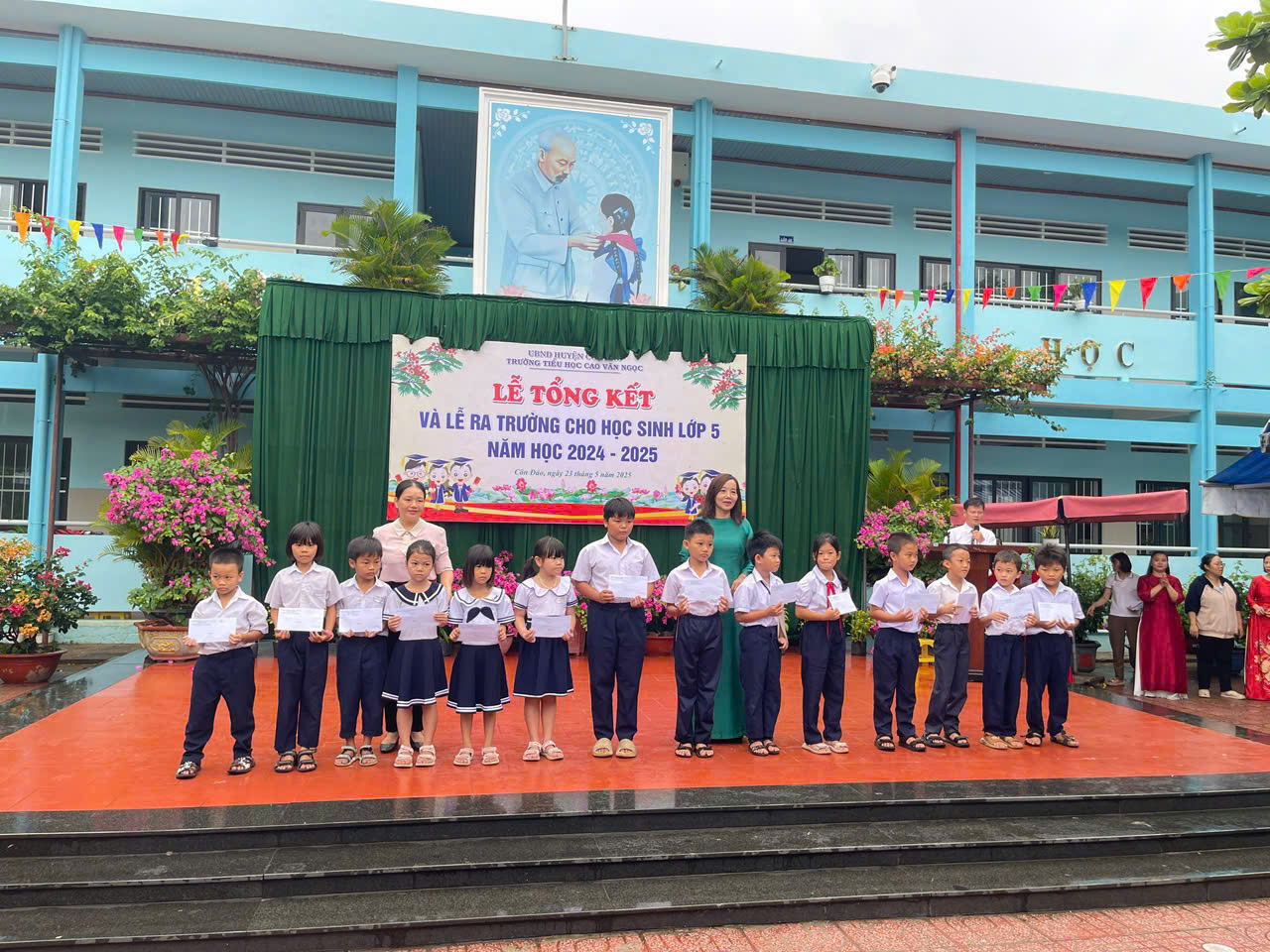 Đại diện UBMTTQ Việt Nam huyện Côn Đảo trao học bổng tới các em HS Trường TH Cao Văn Ngọc.