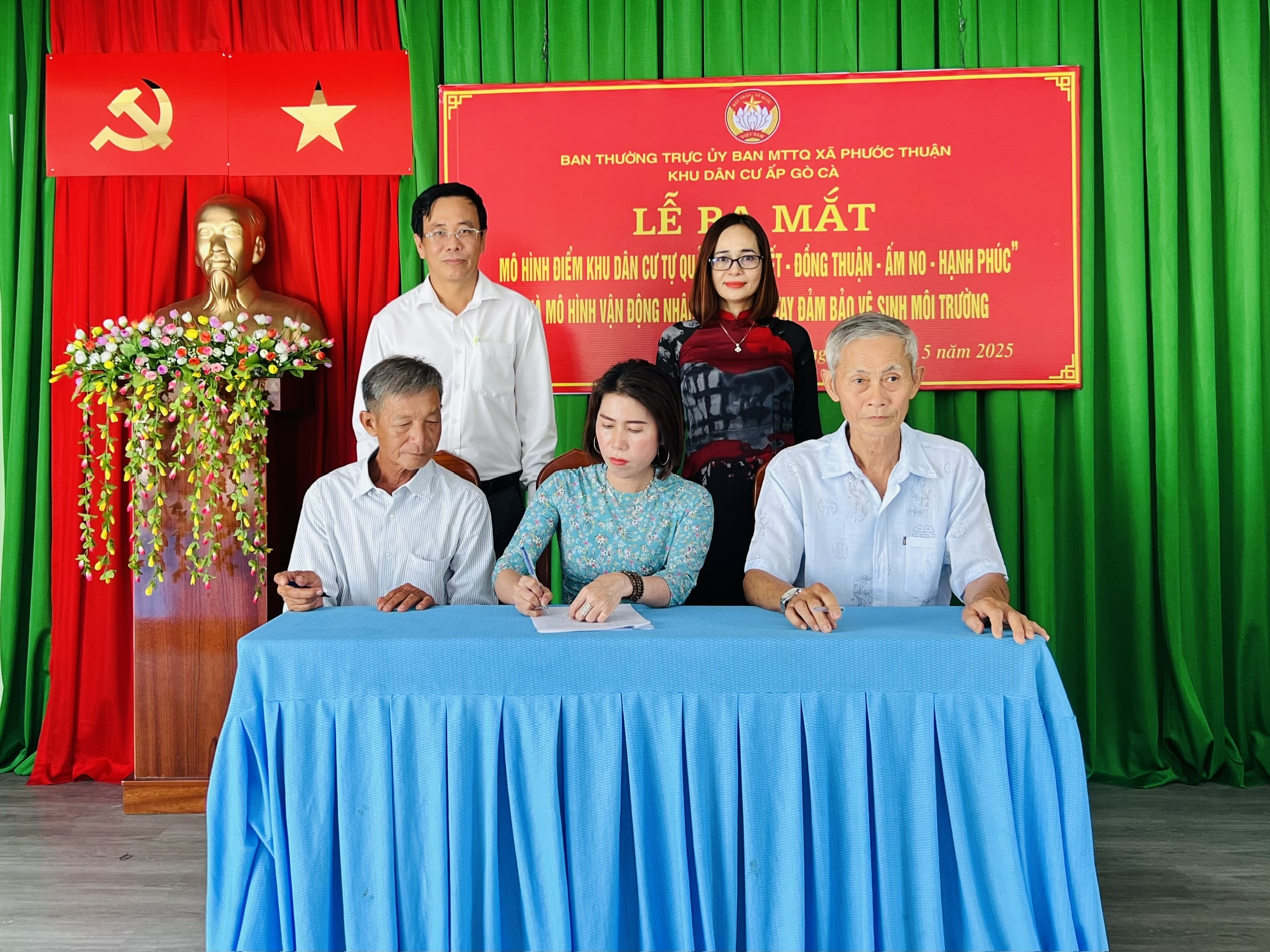 Đại diện các hộ dân tham gia ký bản cam kết thực hiện mô hình.