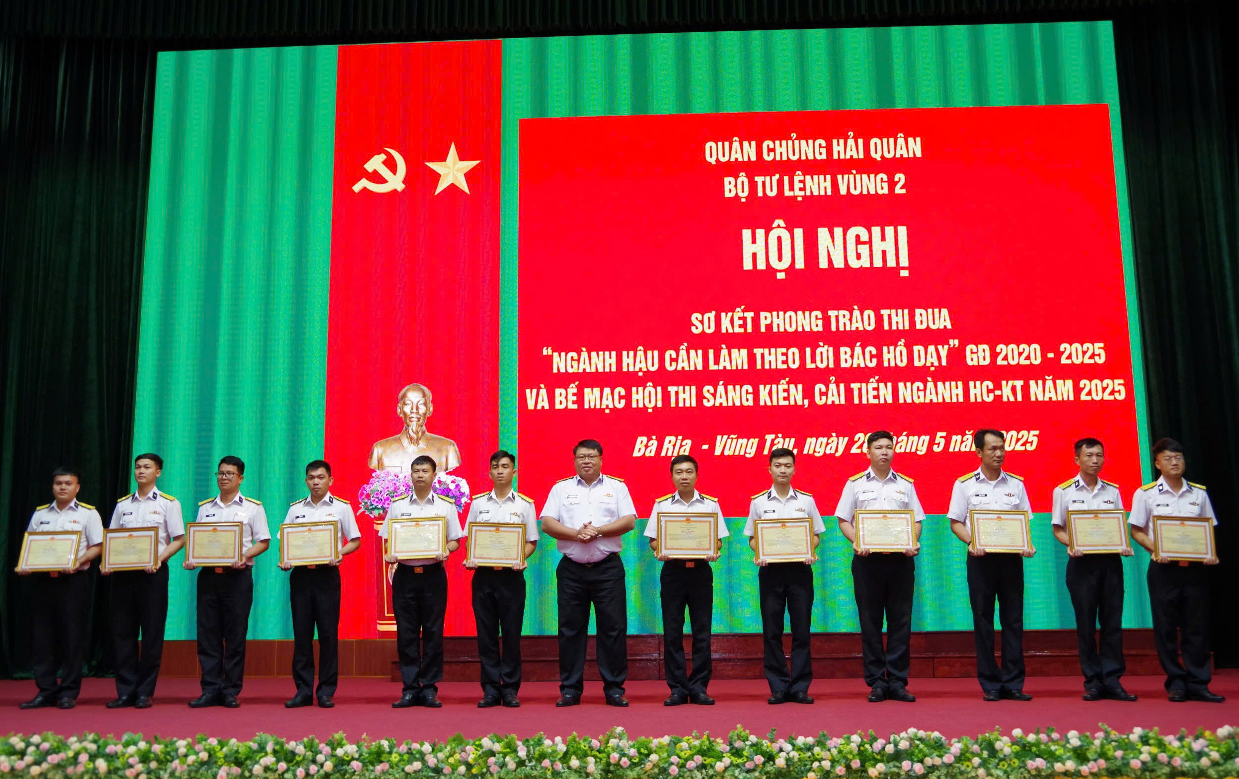 Thủ trưởng Bộ Tư lệnh Vùng trao thưởng cho các tập thể đạt thành tích tốt trong thực hiện phong trào.