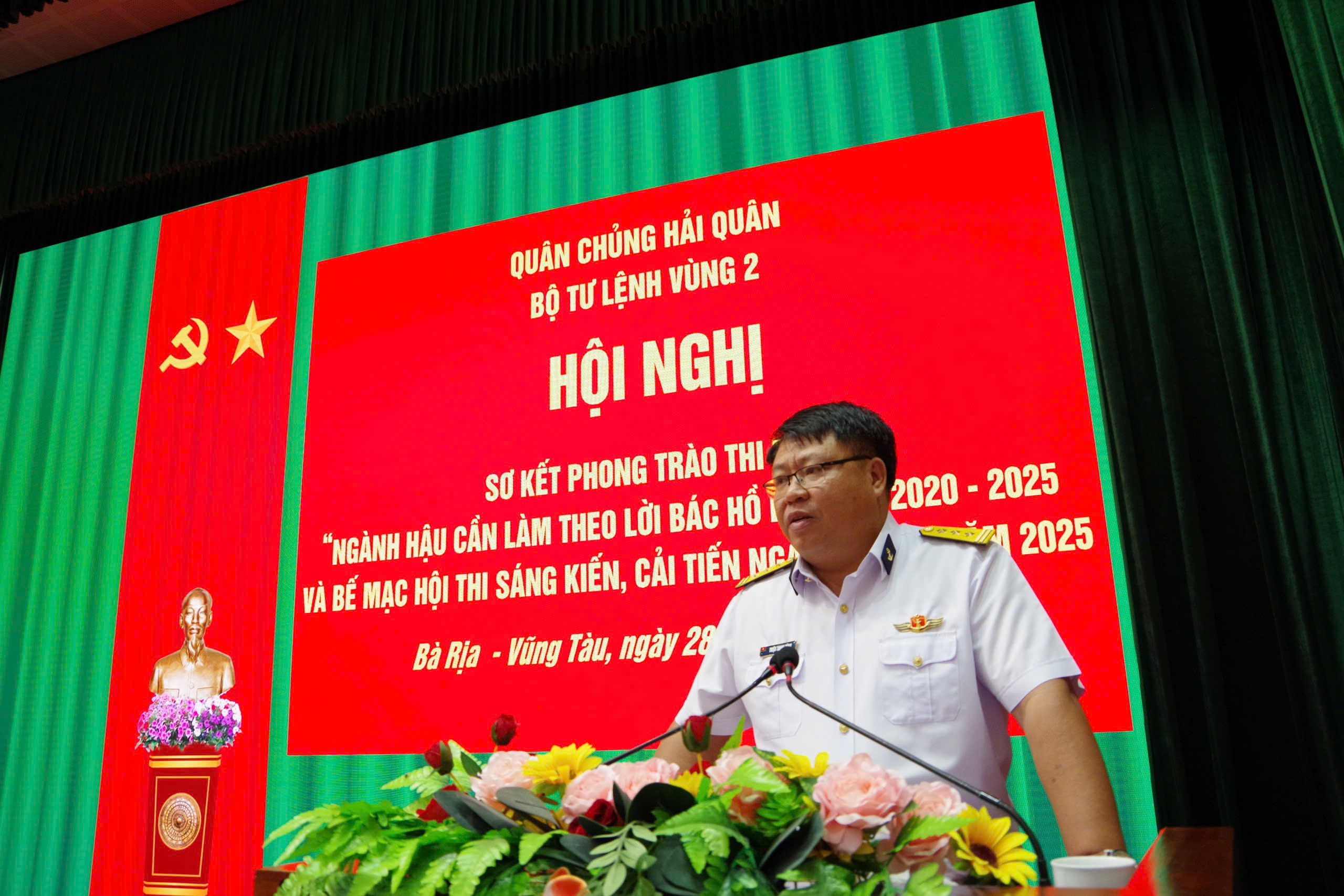 Thượng tá Triệu Thanh Tùng, Phó Tư lệnh Vùng 2 Hải quân phát biểu chỉ đạo tại hội nghị.