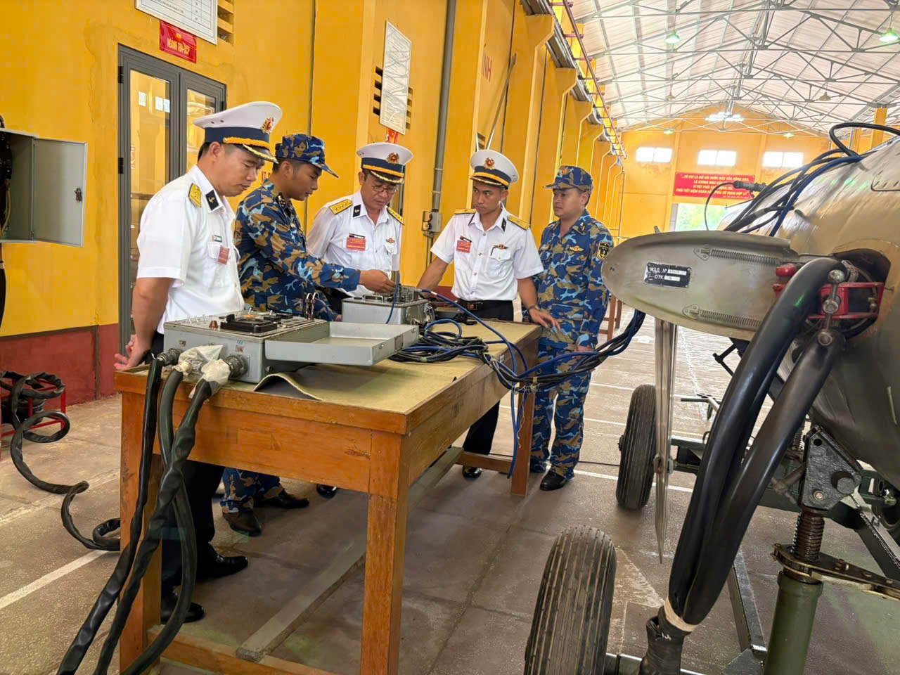 Ban giám khảo tổ chức chấm thi.