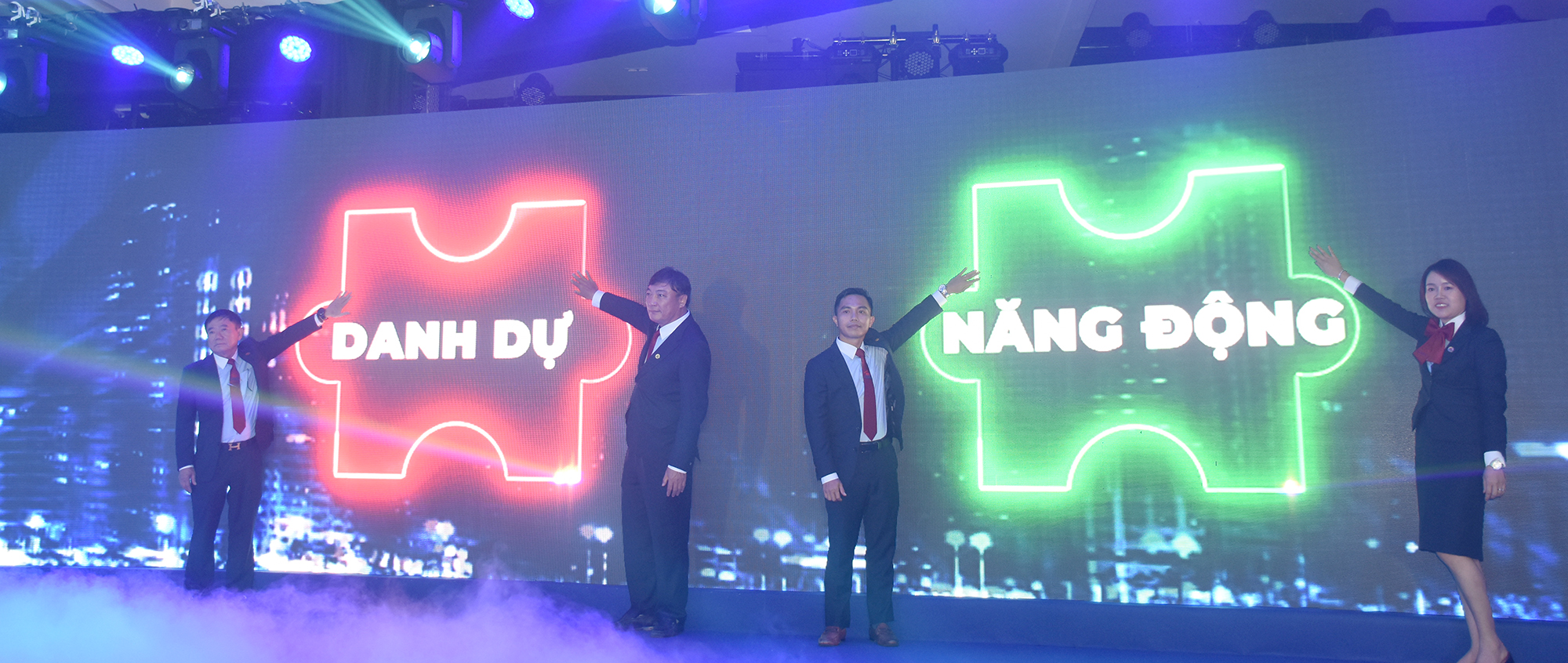 Lãnh đạo HODECO thực hiện nghi thức chuyển giao HODECO sang thời kỳ phát triển mới sau 35 năm hình thành và phát triển