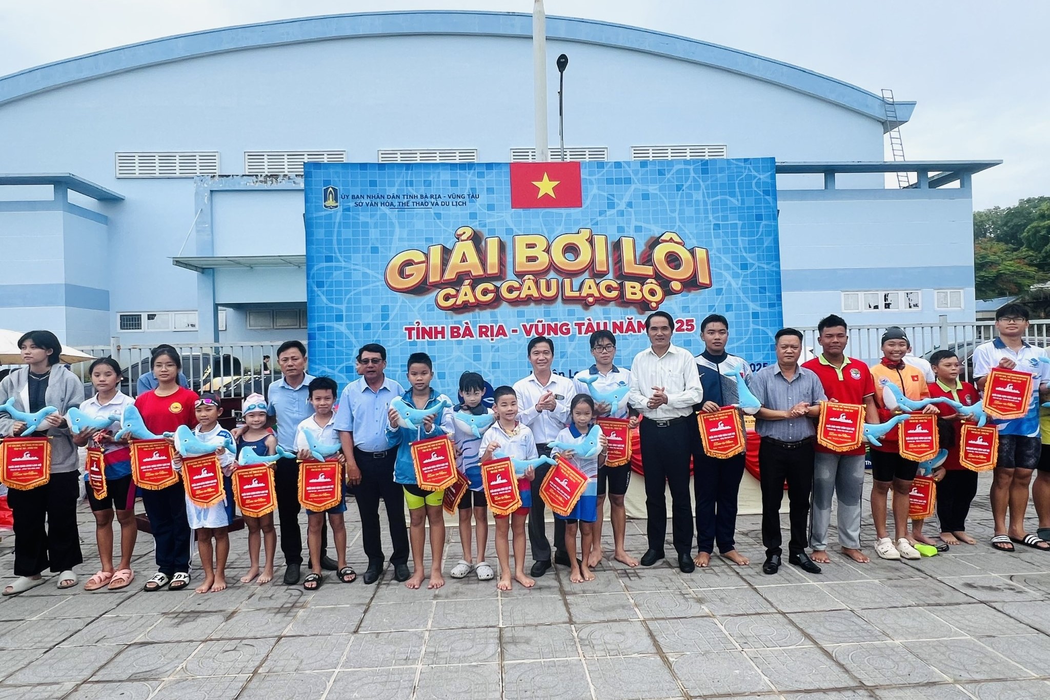 Ban tổ chức trao cờ lưu niệm cho các đơn vị tham gia.