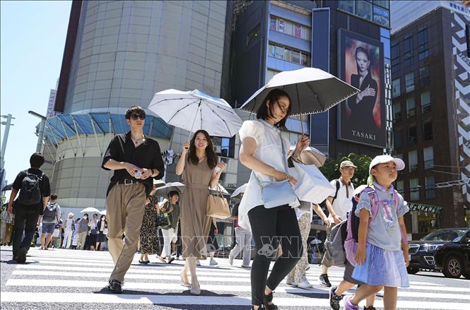 Người dân che dù tránh nắng tại Tokyo, Nhật Bản.