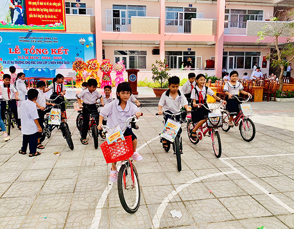 Học sinh Trường TH Thắng Nhì (TP.Vũng Tàu) với niềm vui được tặng  xe đạp từ CLB thiện nguyện vì nụ cười trẻ thơ 72.