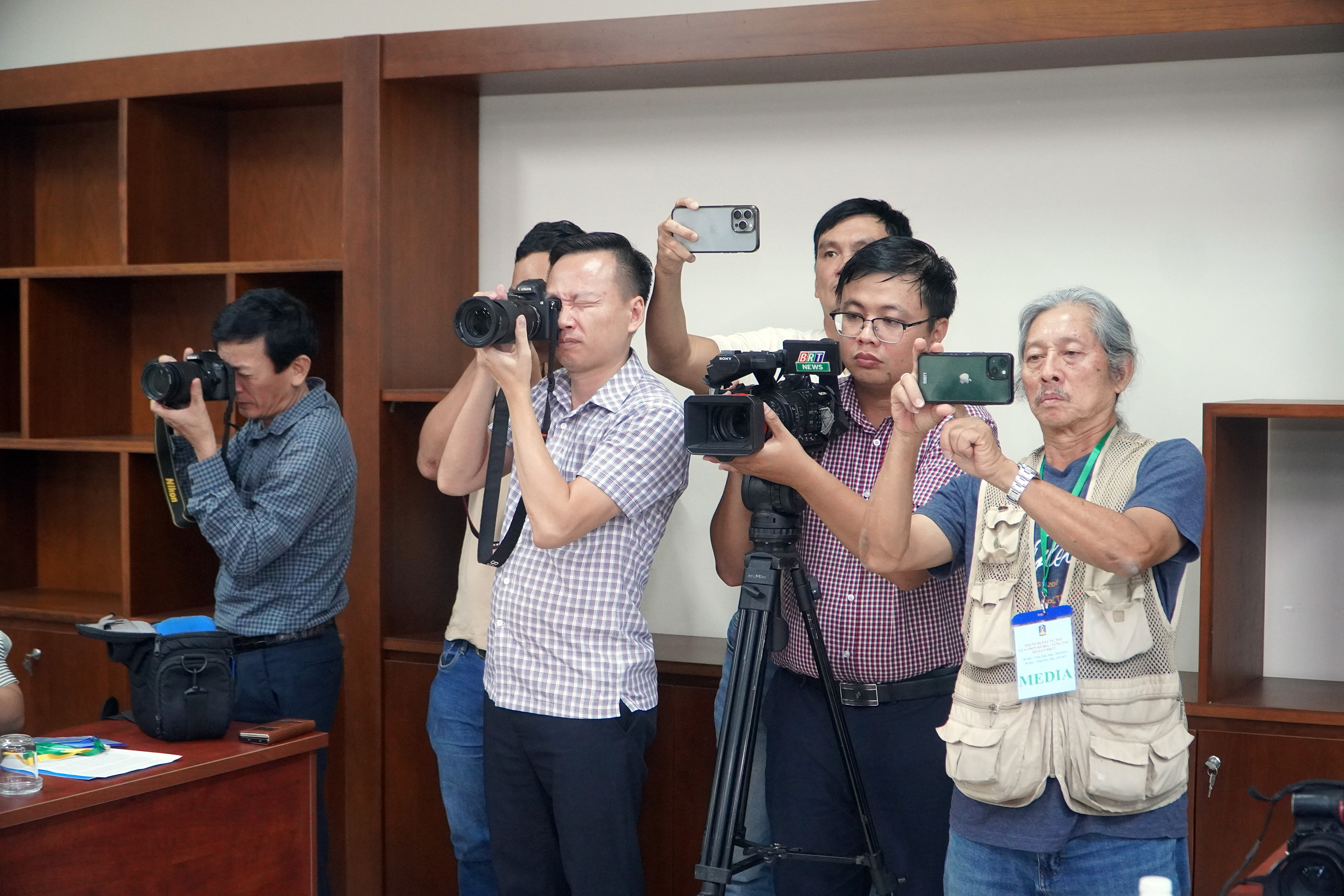 Các nhà báo, phóng viên tác nghiệp tại họp báo.