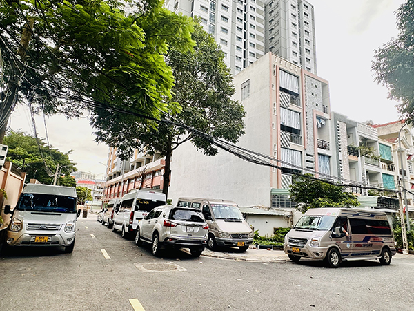 Thiếu bãi đậu xe, nhiều xe khách du lịch đưa xe vào đậu tại các hẻm, gây cản trở giao thông cho khu dân cư.