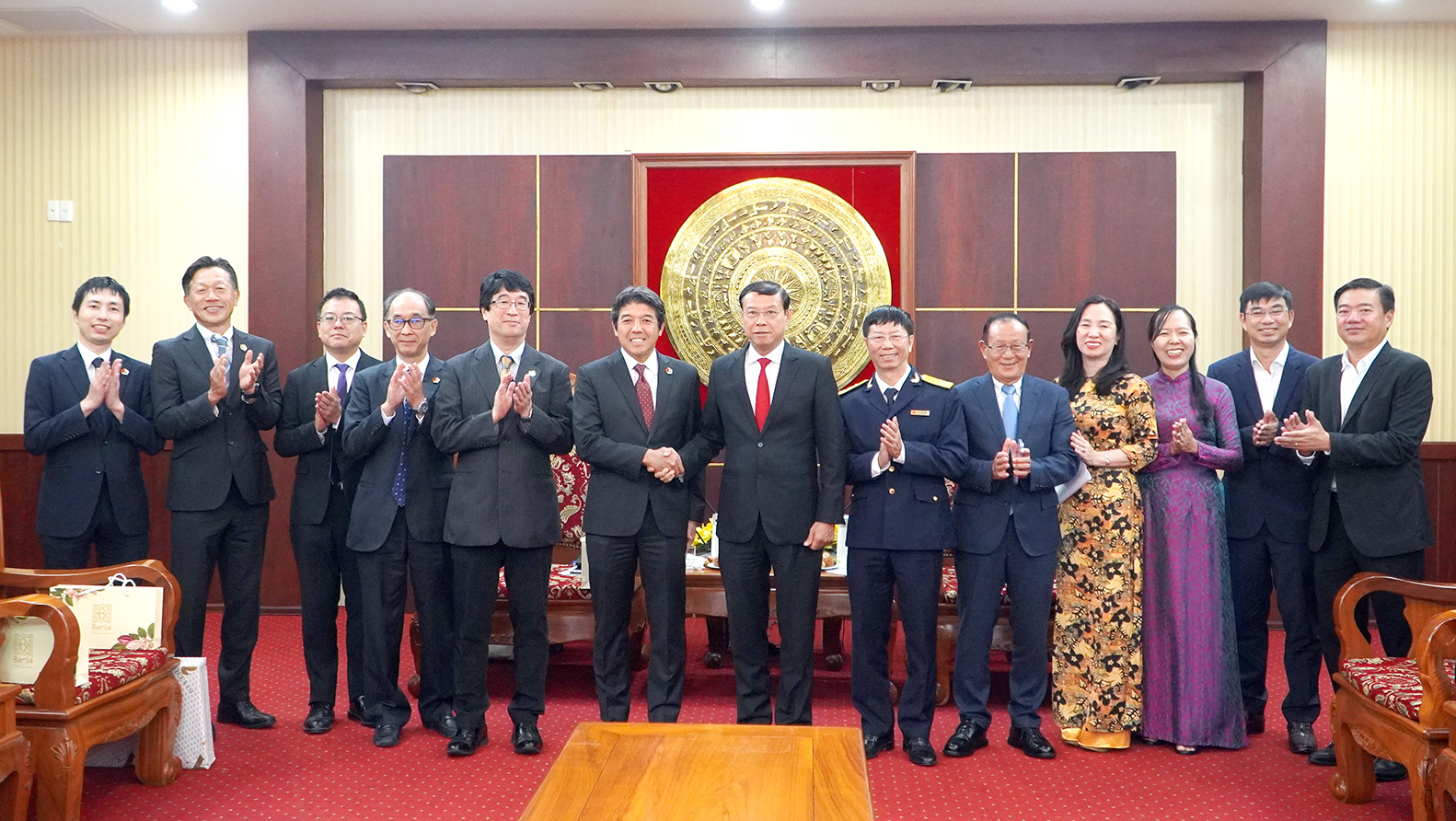 Chính quyền Bà Rịa-Vũng Tàu luôn nỗ lực tạo môi trường đầu tư sản xuất, kinh doanh tốt nhất cho doanh nghiệp.  Trong ảnh: Chủ tịch UBND tỉnh Nguyễn Văn Thọ tiếp, làm việc với Hiệp hội doanh nghiệp Nhật Bản tại TP.Hồ Chí Minh, tháng 5/2025.