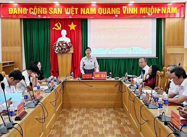 Bà Nguyễn Thị Bình Minh, Phó Chủ tịch HĐND huyện Xuyên Mộc chủ trì kỳ họp.