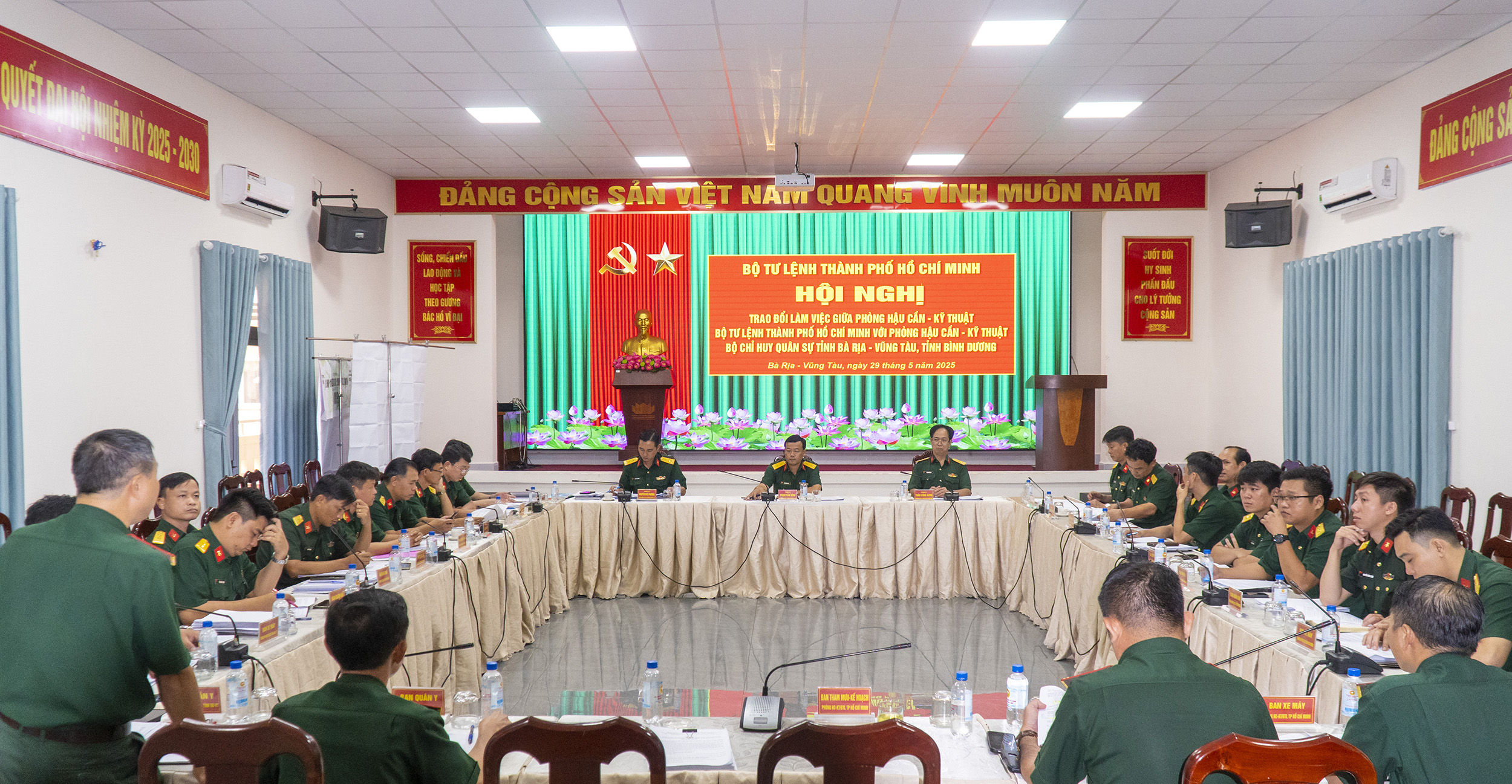 Quang cảnh hội nghị.
