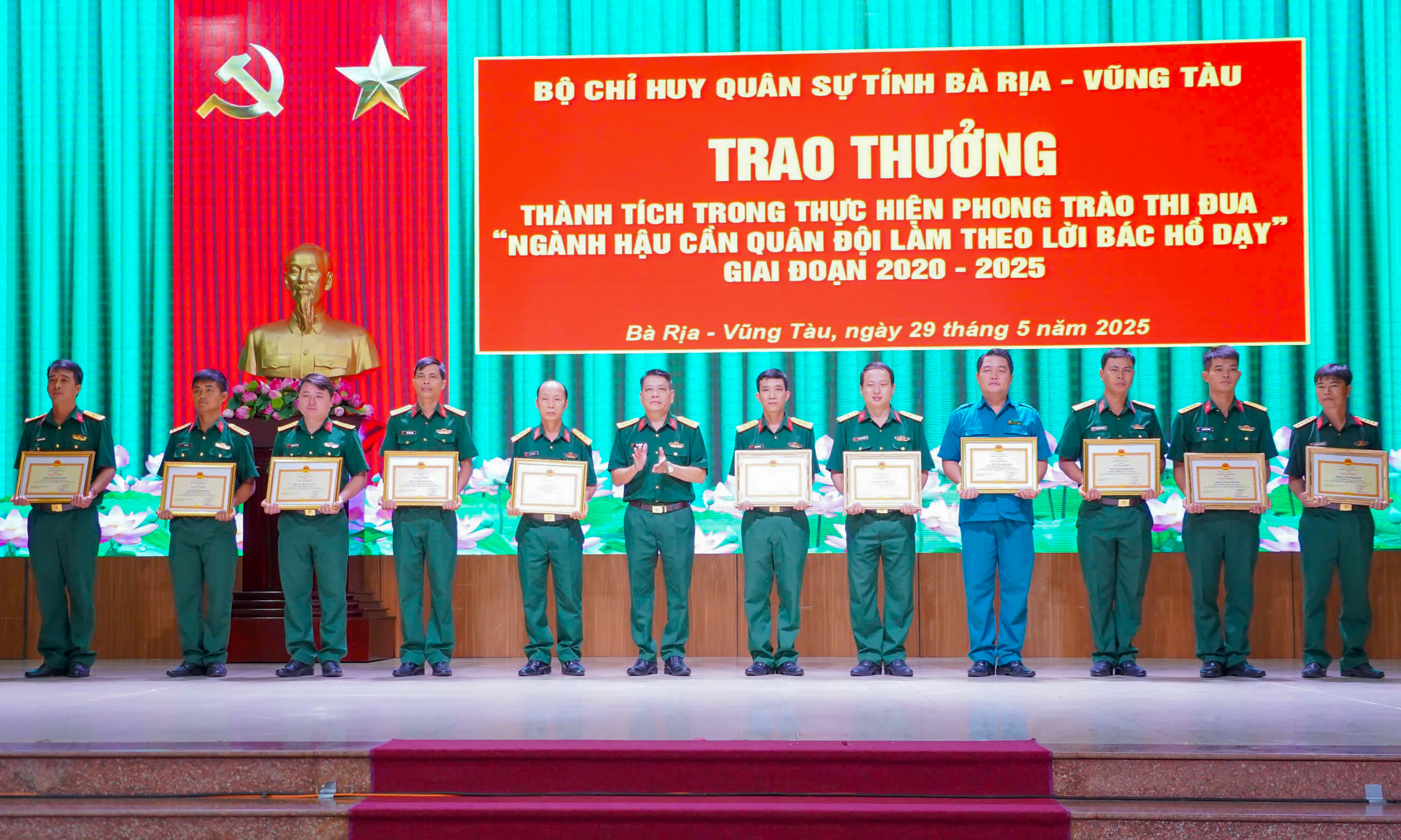 Thủ trưởng Bộ CHQS tỉnh khen thưởng các cá nhân có thành tích xuất sắc trong thực hiện phong trào thi đua “Ngành Hậu cần Quân đội làm theo lời Bác Hồ dạy” giai đoạn 2020-2025.