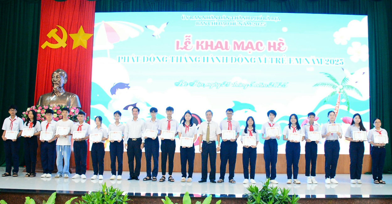 Thiếu nhi có hoàn cảnh khó khăn nhận quà tại chương trình.