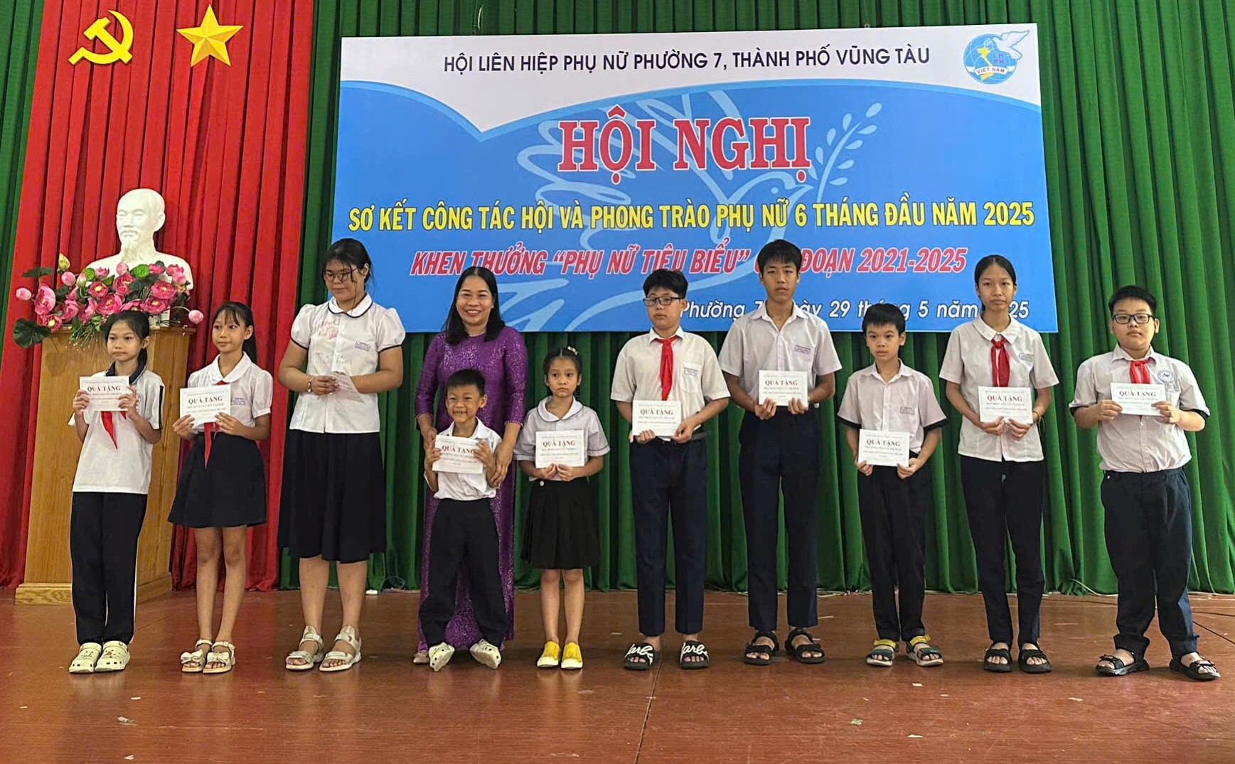 Bà Cấn Thị Thu, Chủ tịch Hội LHPN TP.Vũng Tàu trao học bổng cho học sinh.