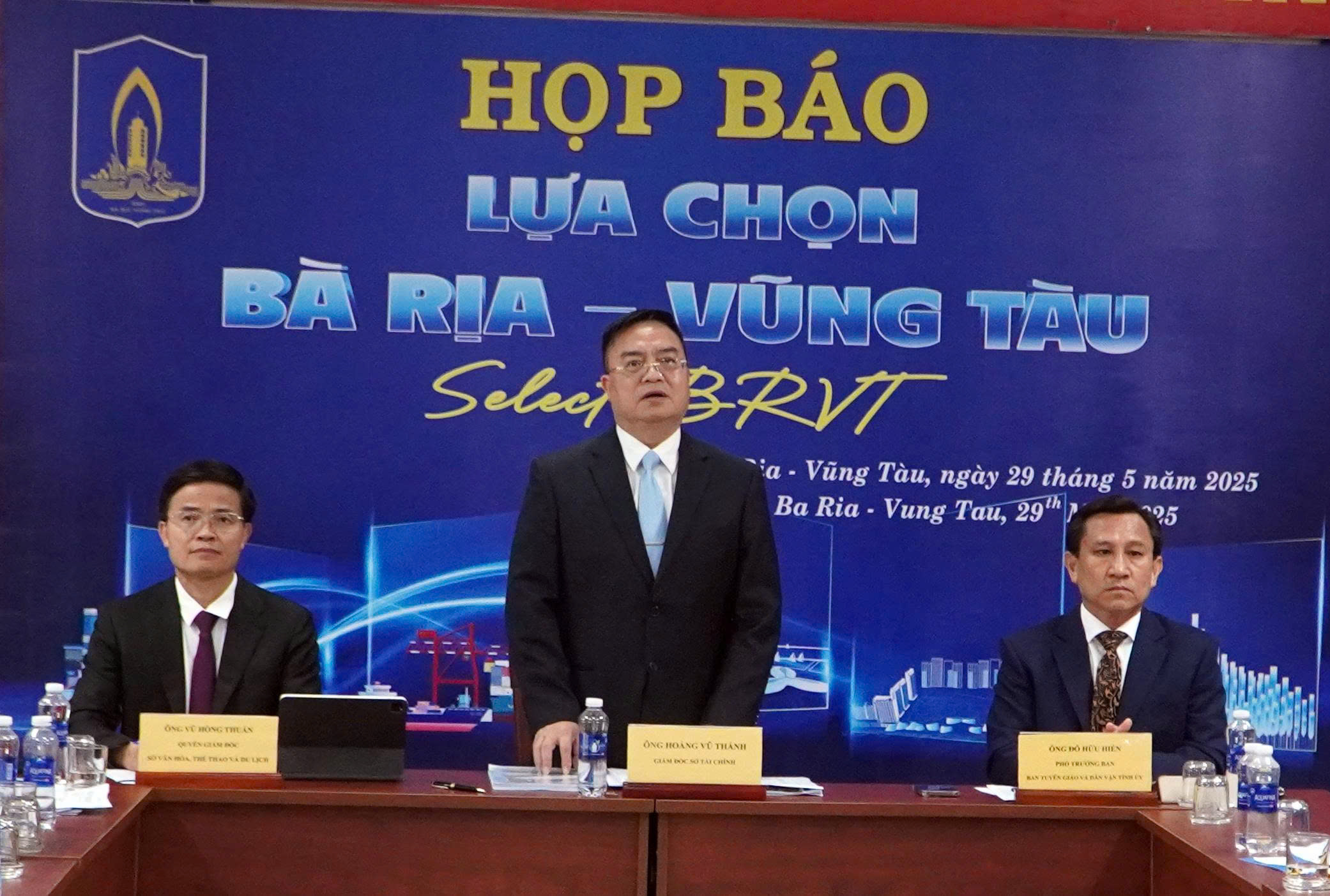 Ông Hoàng Vũ Thảnh, Giám đốc Sở Tài chính chủ trì họp báo.