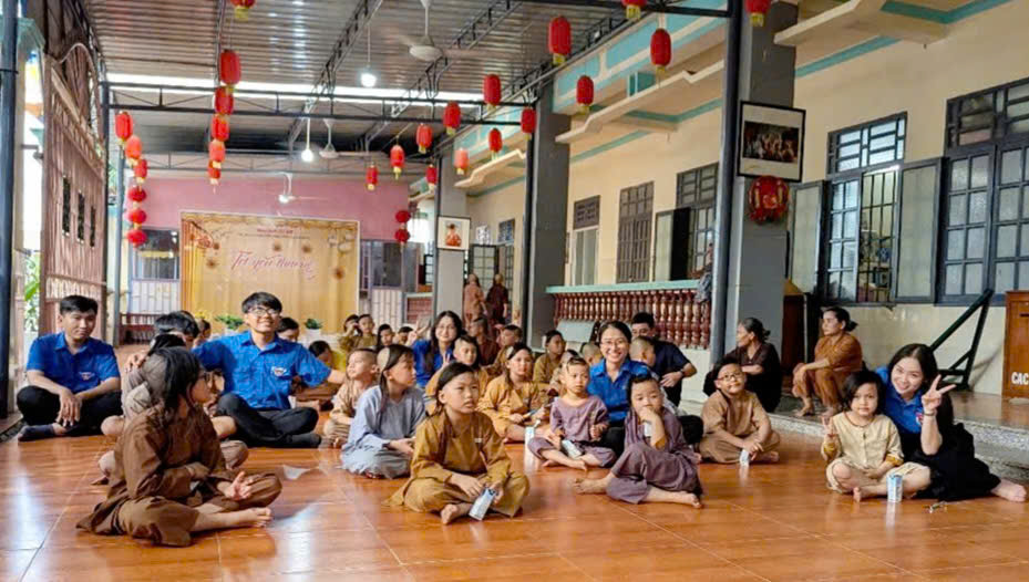 Đoàn viên thanh niên Cảng PTSC Phú Mỹ tặng sữa cho các em nhỏ.