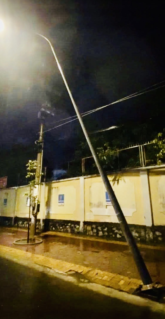 Trụ đèn chiếu sáng trên đường 30/4, TP. Vũng Tàu bị đổ