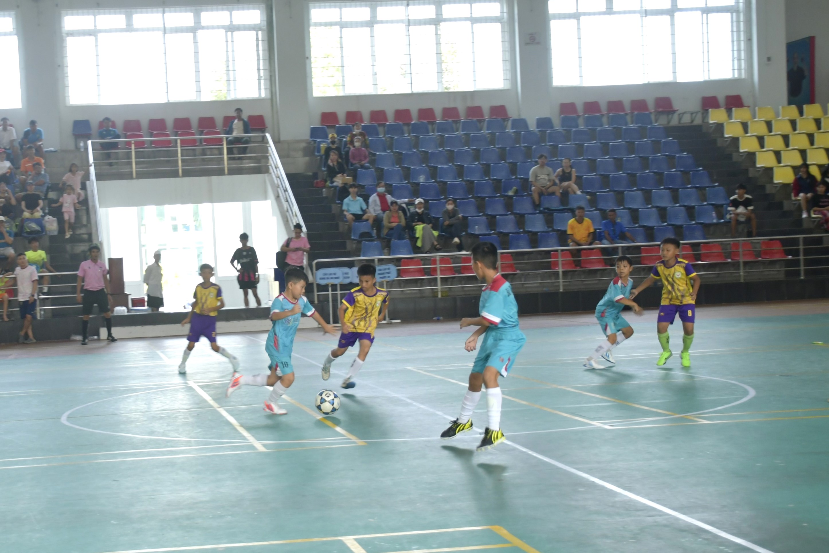 Các cầu thủ nhí tham gia Giải bóng đá U11 các CLB tỉnh đã chơi hết mình, đem đến cho khán giả nhiều trận đấu hấp dẫn.