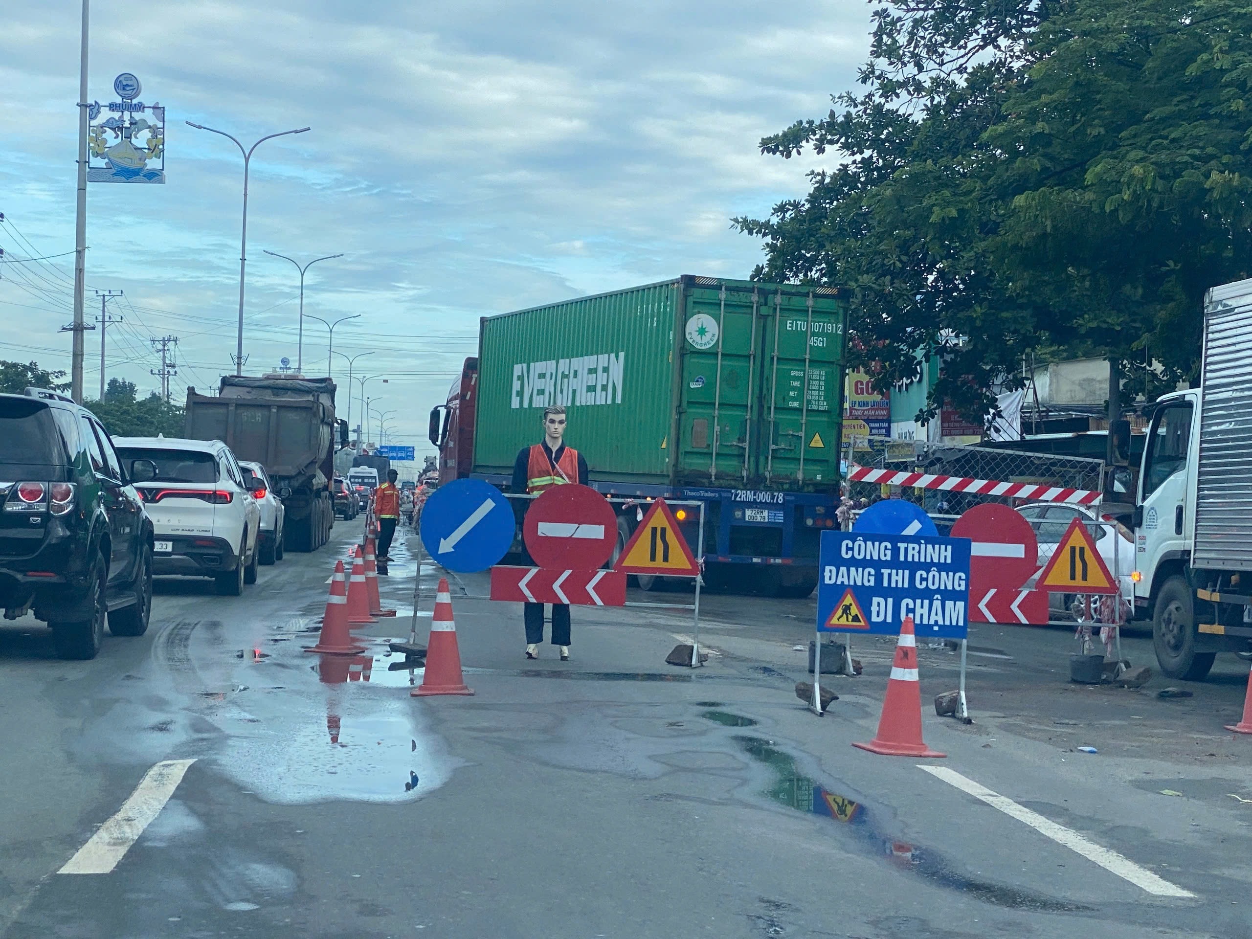 Đơn vị thi công đang sửa chữa, dặm vá mặt đường tại TP. Phú Mỹ.