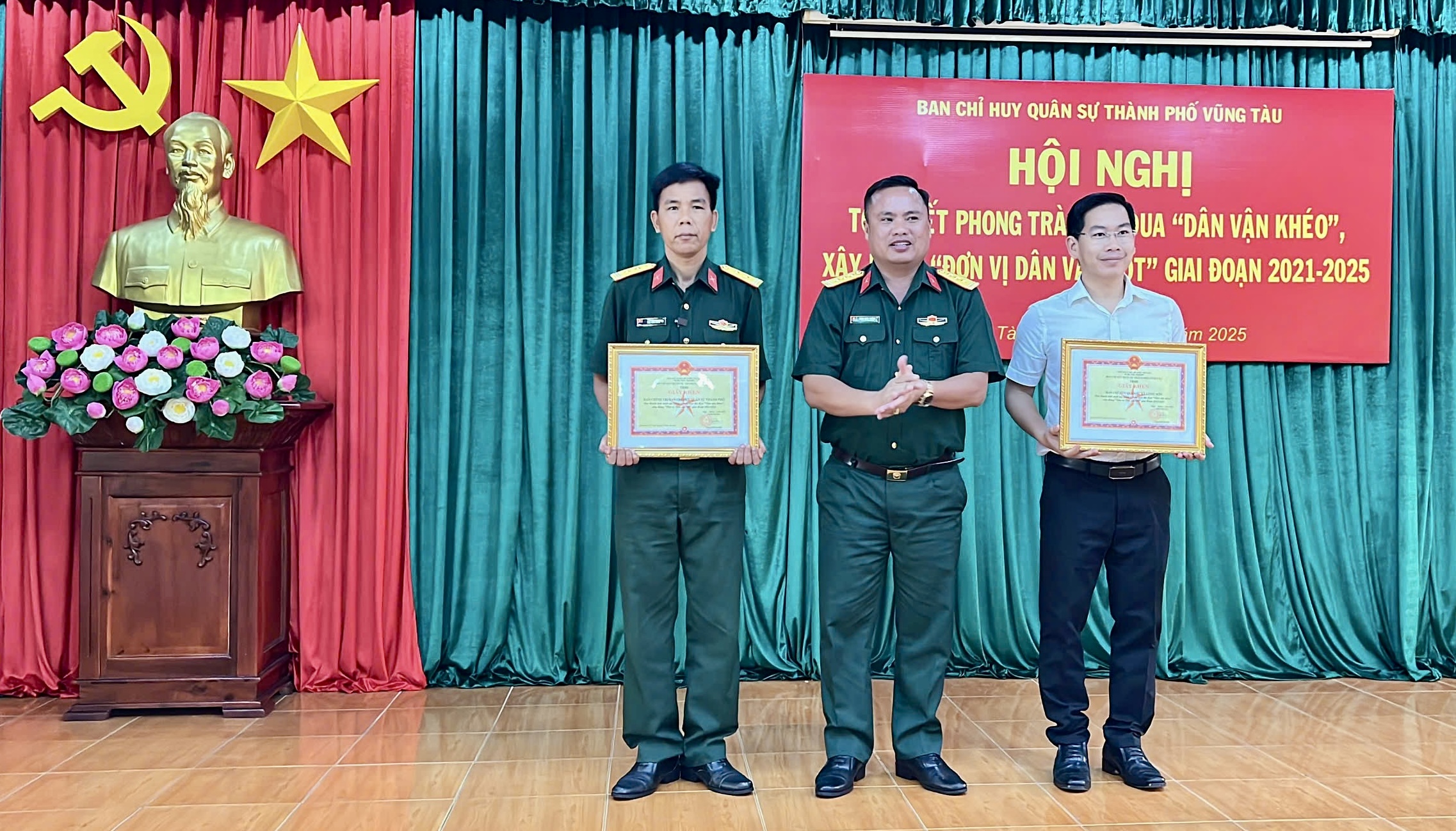 Lãnh đạo Ban CHQS TP.Vũng Tàu khen thưởng tập thể có thành tích trong công tác dân vận.