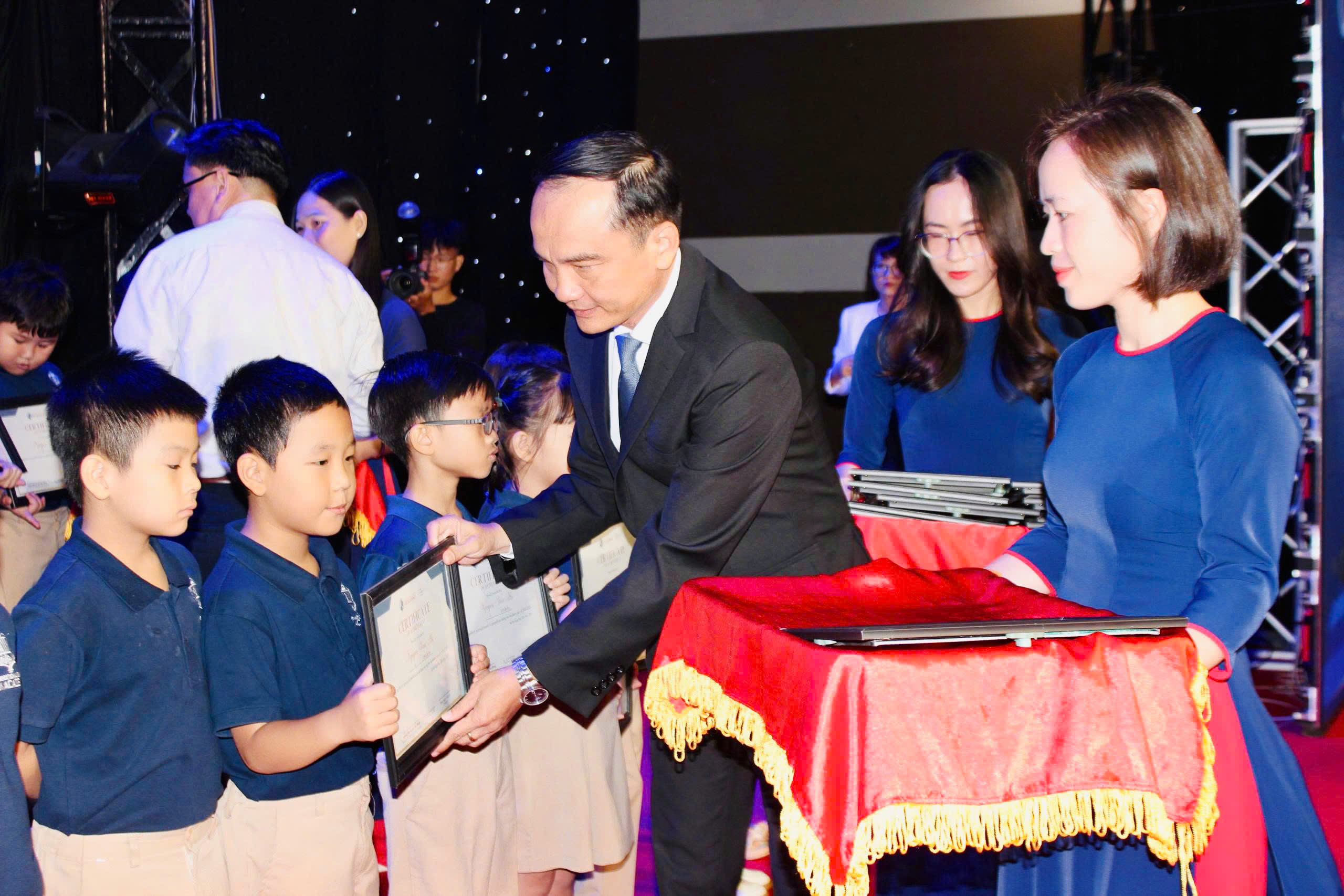 Ông Phan Ngọc Huỳnh, Hiệu trưởng UKA Bà Rịa  khen thưởng HS đạt thành tích xuất sắc.