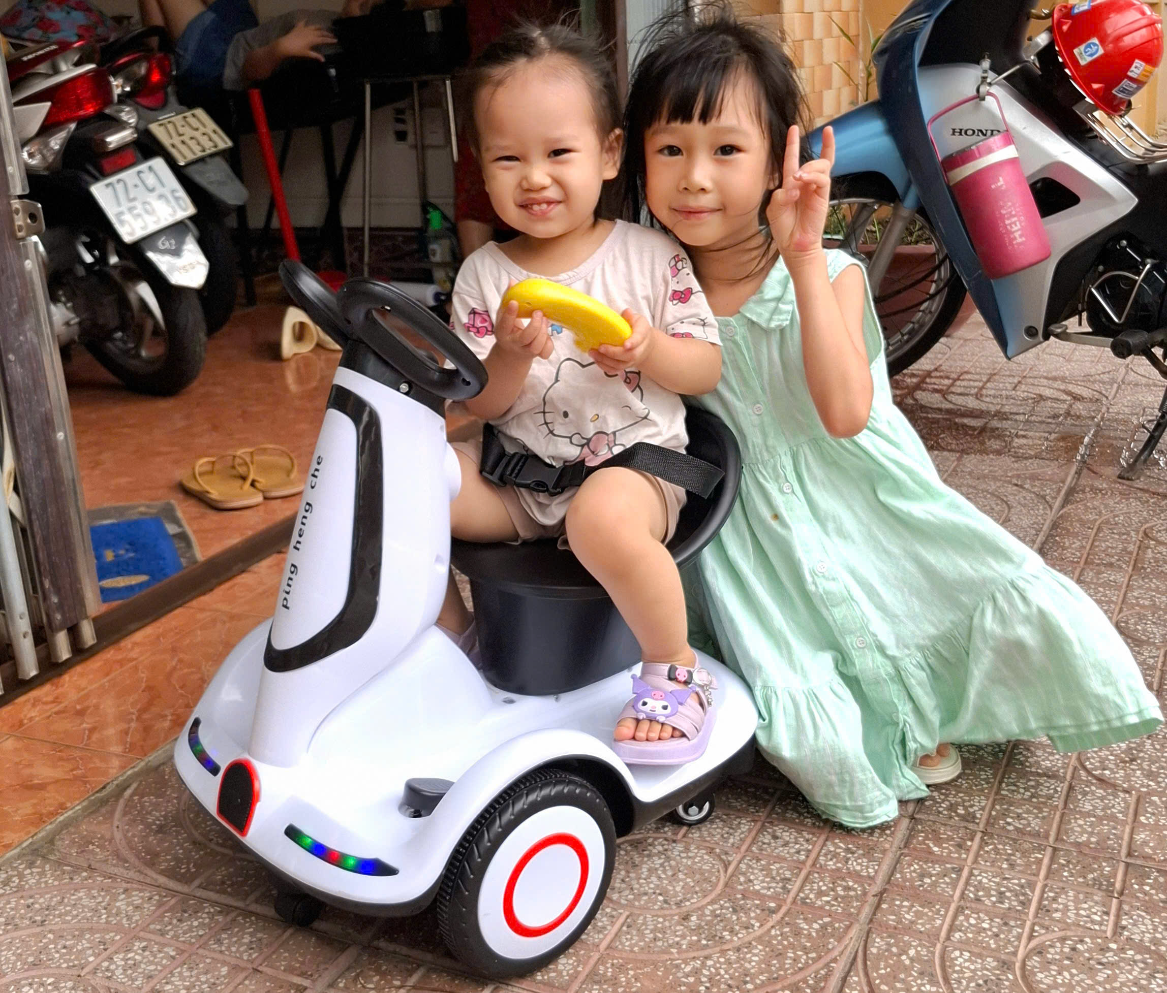 Xe điện điều khiển từ xa được các em yêu thích với giá hơn 500 ngàn đồng