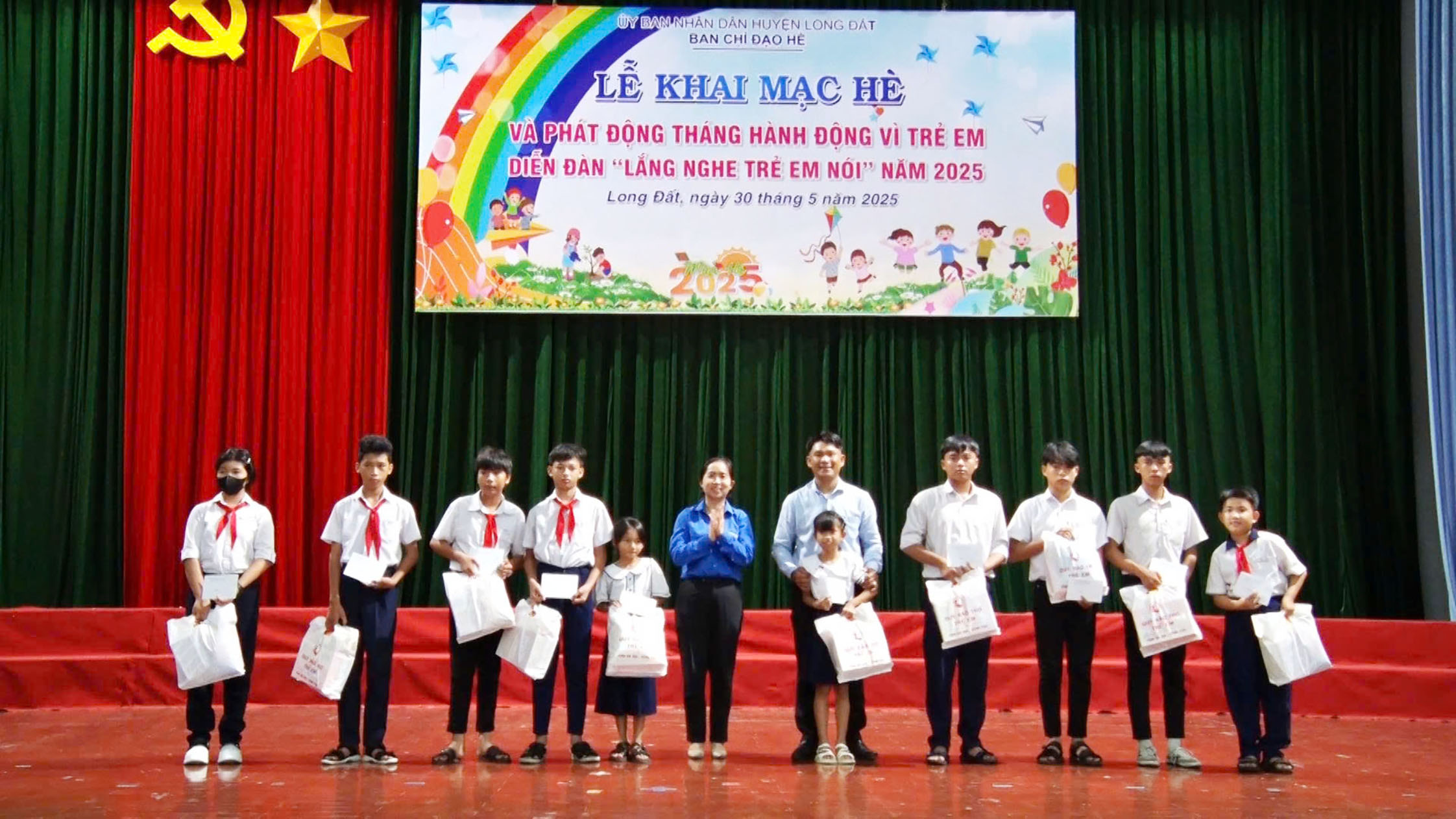 Đại diện huyện Long Đất tặng quà cho học sinh có hoàn cảnh khó khăn trên địa bàn huyện. Ảnh: ĐÔNG HIẾU