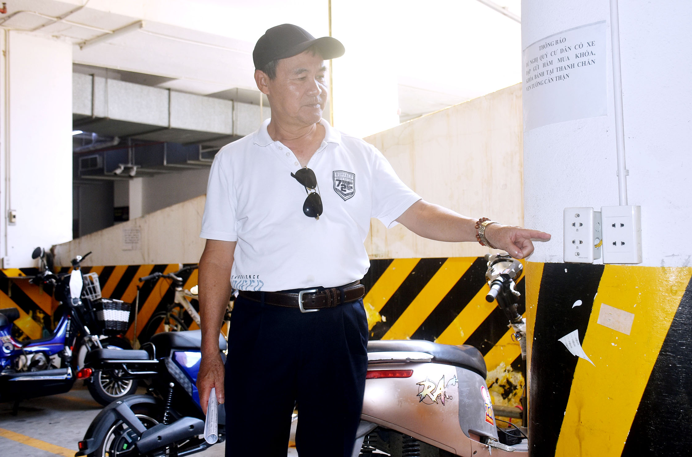 Xe điện và ổ sạc tại một chung cư trên địa bàn TP.Vũng Tàu được bố trí riêng biệt.