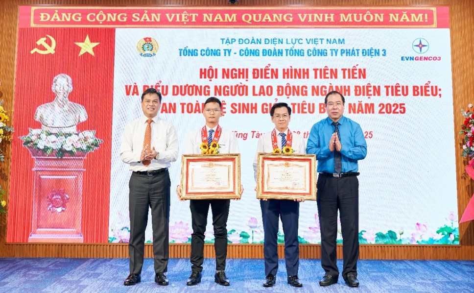 Ông Đỗ Đức Hùng, Chủ tịch Công đoàn EVN và ông Đinh Quốc Lâm, Bí thư Đảng ủy, Chủ tịch HĐQT Tổng Công ty Phát điện 3 trao Bằng khen của Thủ tướng Chính phủ cho các cá nhân.