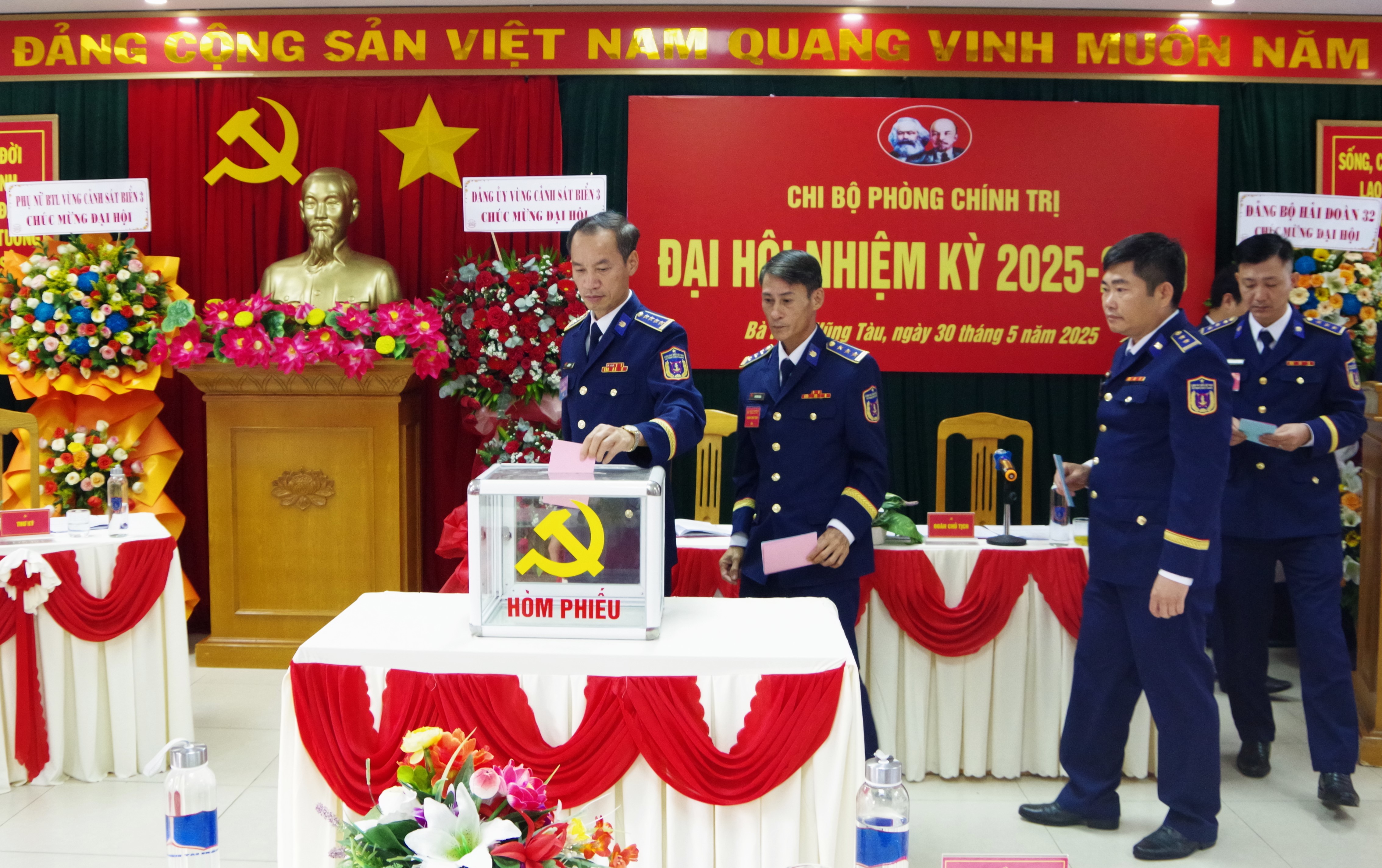 Đại hội tiến hành bỏ phiếu bầu cấp ủy Chi bộ Phòng Chính trí nhiệm kỳ 2025-2030.