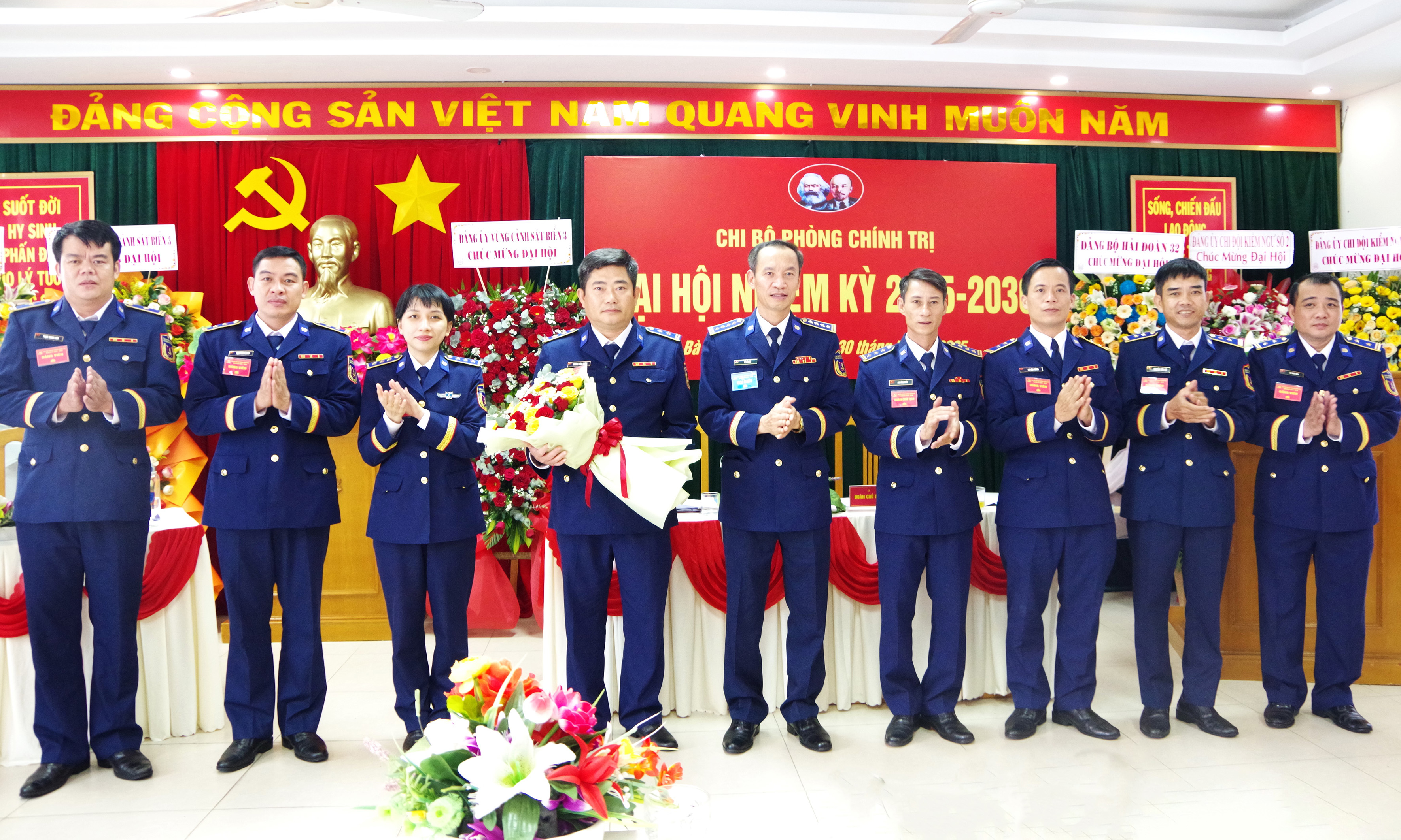 Đại tá Lê Văn Tú, Bí thư Đảng ủy, Chính ủy Bộ Tư lệnh Vùng tặng hoa chúc mừng cấp ủy nhiệm kỳ 2025-2030 và các đồng chí được bầu đi dự Đại hội Đảng bộ Vùng Cảnh Sát biển 3  lần thứ VI, nhiệm kỳ 2025 - 2023.