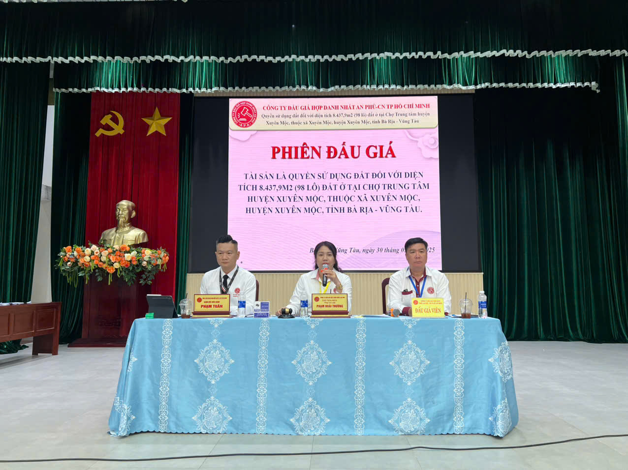 Lực lượng chức năng điều hành phiên đấu giá