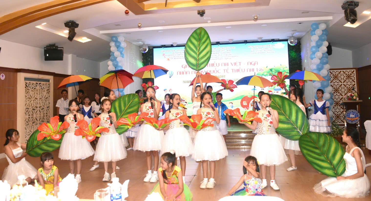 Tiết mục văn nghệ chủ đề mùa Hè được thiếu nhi đến từ Trung tâm Thanh thiếu nhi tỉnh biểu diễn tại chương trình.