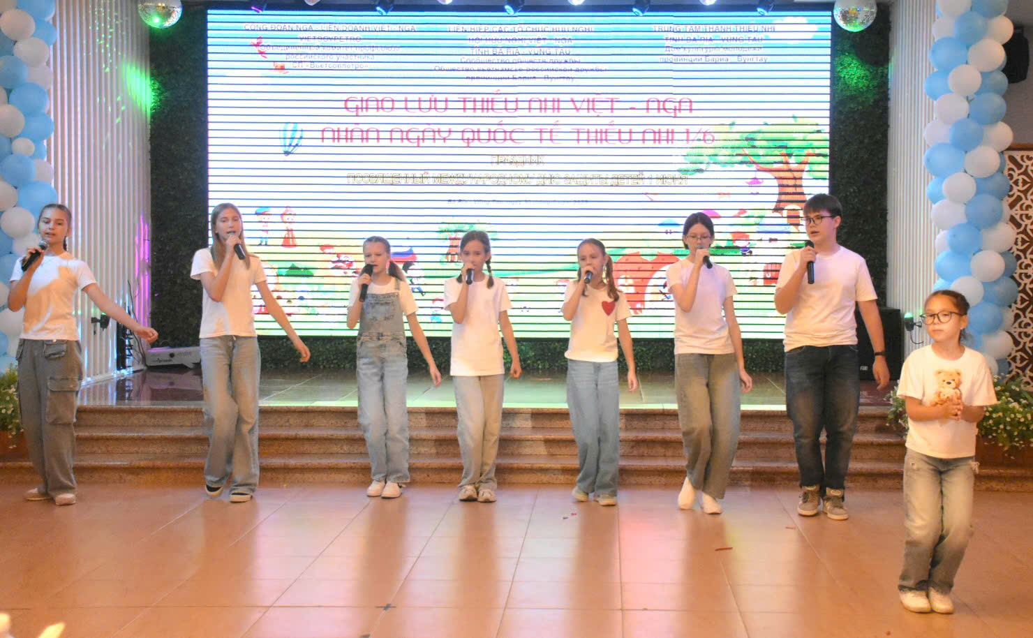 Thiếu nhi Nga cùng nhau thể hiện tiết mục hát múa tại chương trình.