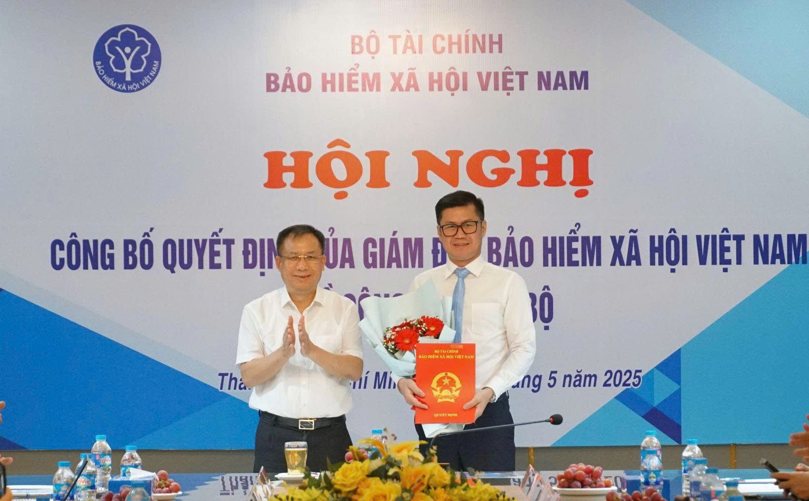 Ông Lò Quân Hiệp nhận quyết định điều động, bổ nhiệm là Giám đốc BHXH Khu vực XXVII. Ảnh: BHXH)