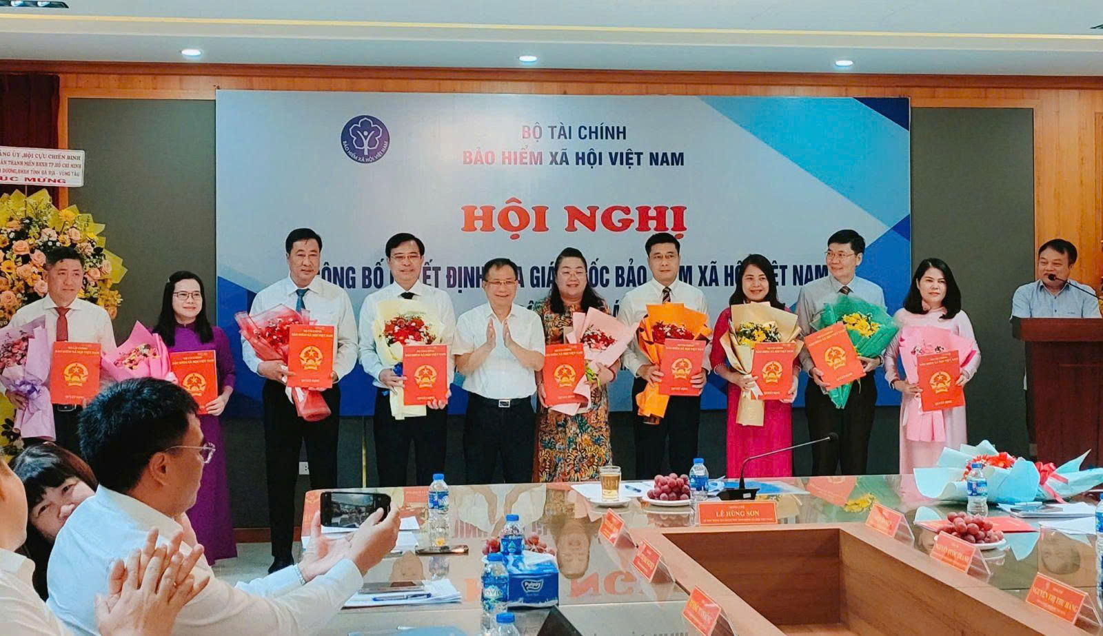 Trao quyết định các Phó Giám đốc BHXH Khu vực XXVII.