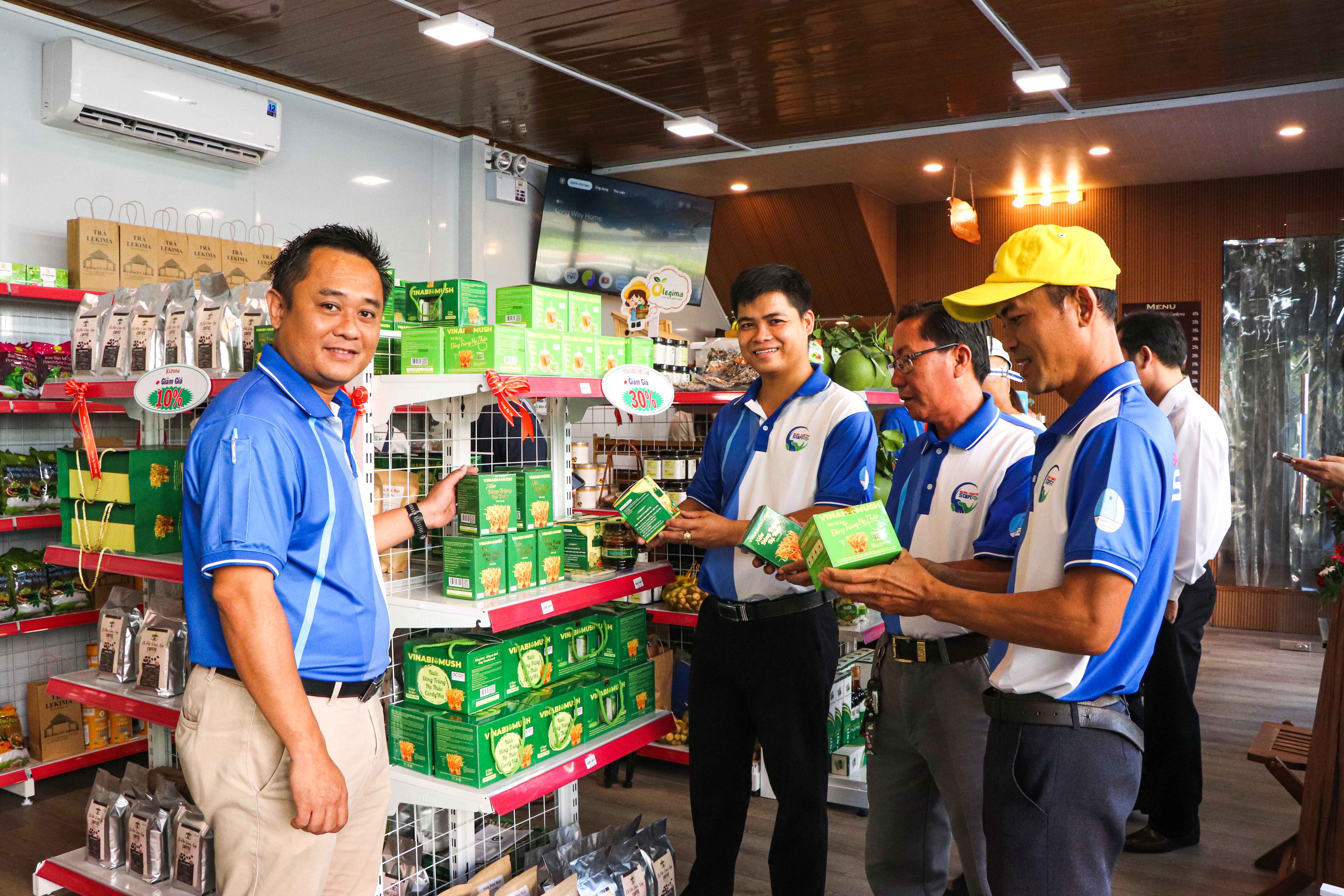 Ông Nguyễn Minh Triết (bên trái), Phó Giám đốc Sở VHT và DL tỉnh đến tham quan cửa hàng giới thiệu và bán sản phẩm OCOP của CLB Thanh niên khởi nghiệp.