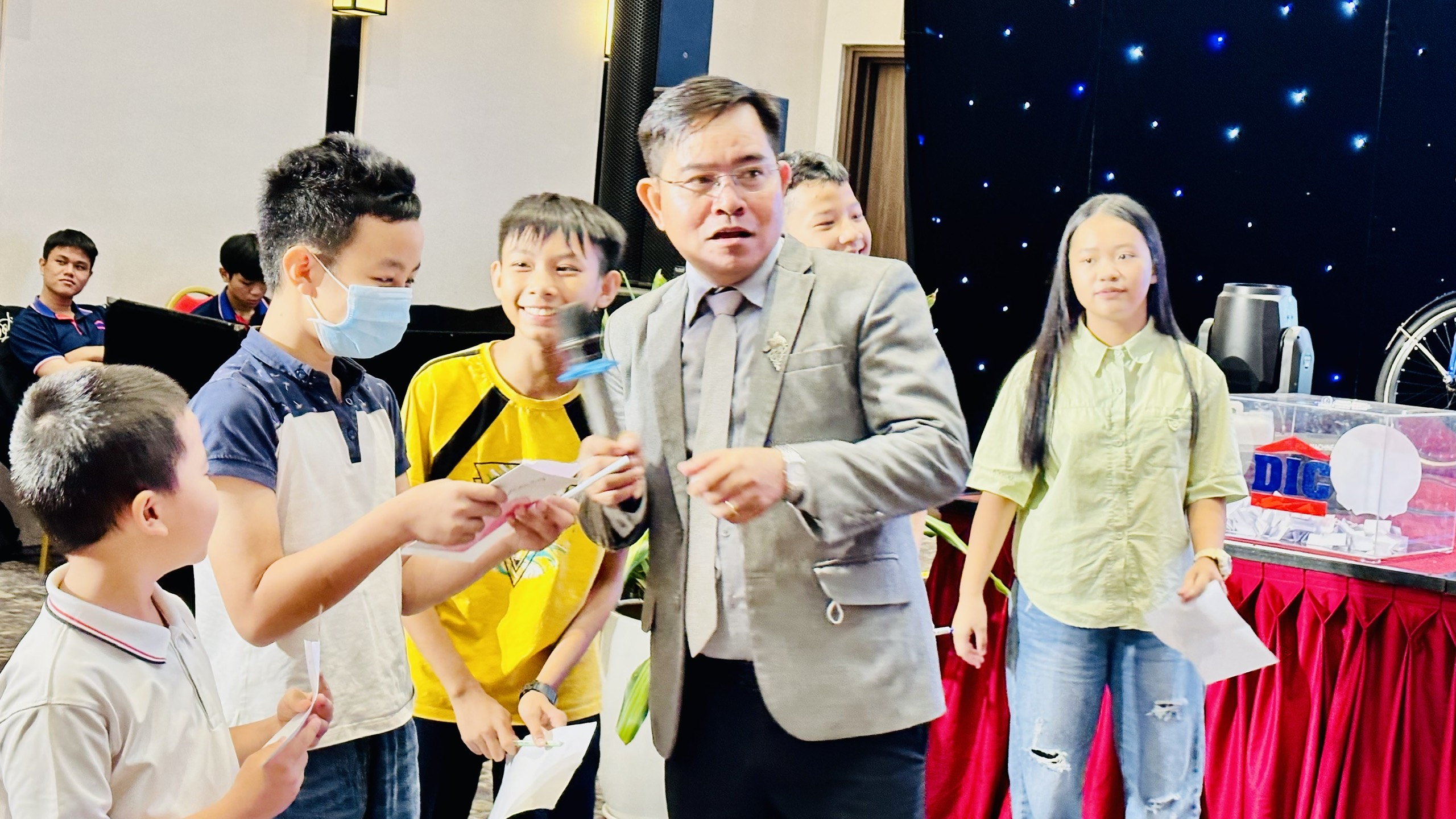 Tiến sĩ tâm lý Nguyễn Hữu Long chia sẻ chuyên đề “Con nói, cha mẹ nói - cả nhà chia sẻ, cả nhà hạnh phúc”